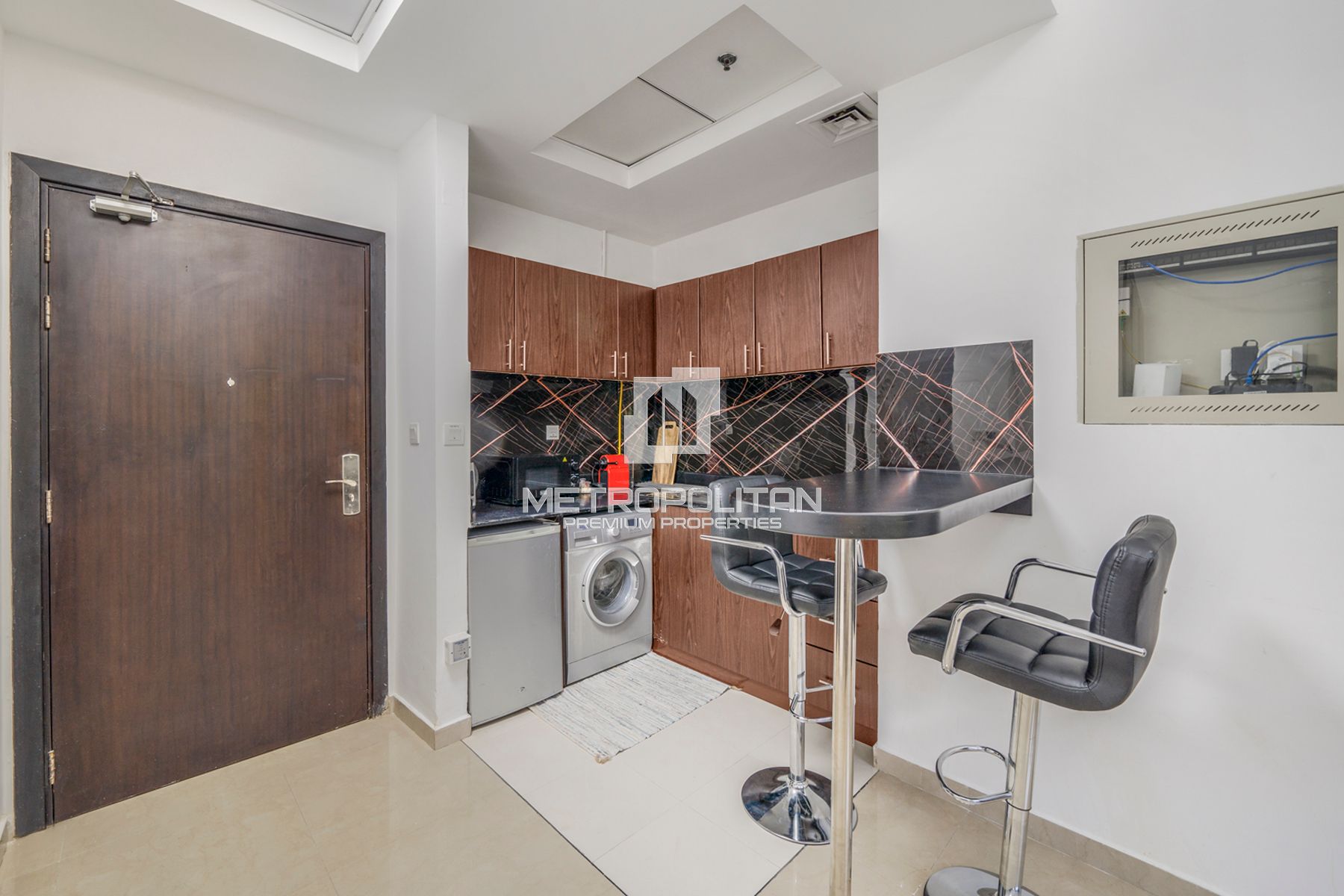 Vacant | Ceiling 4.5m | Furnished | Prime Location photo-7