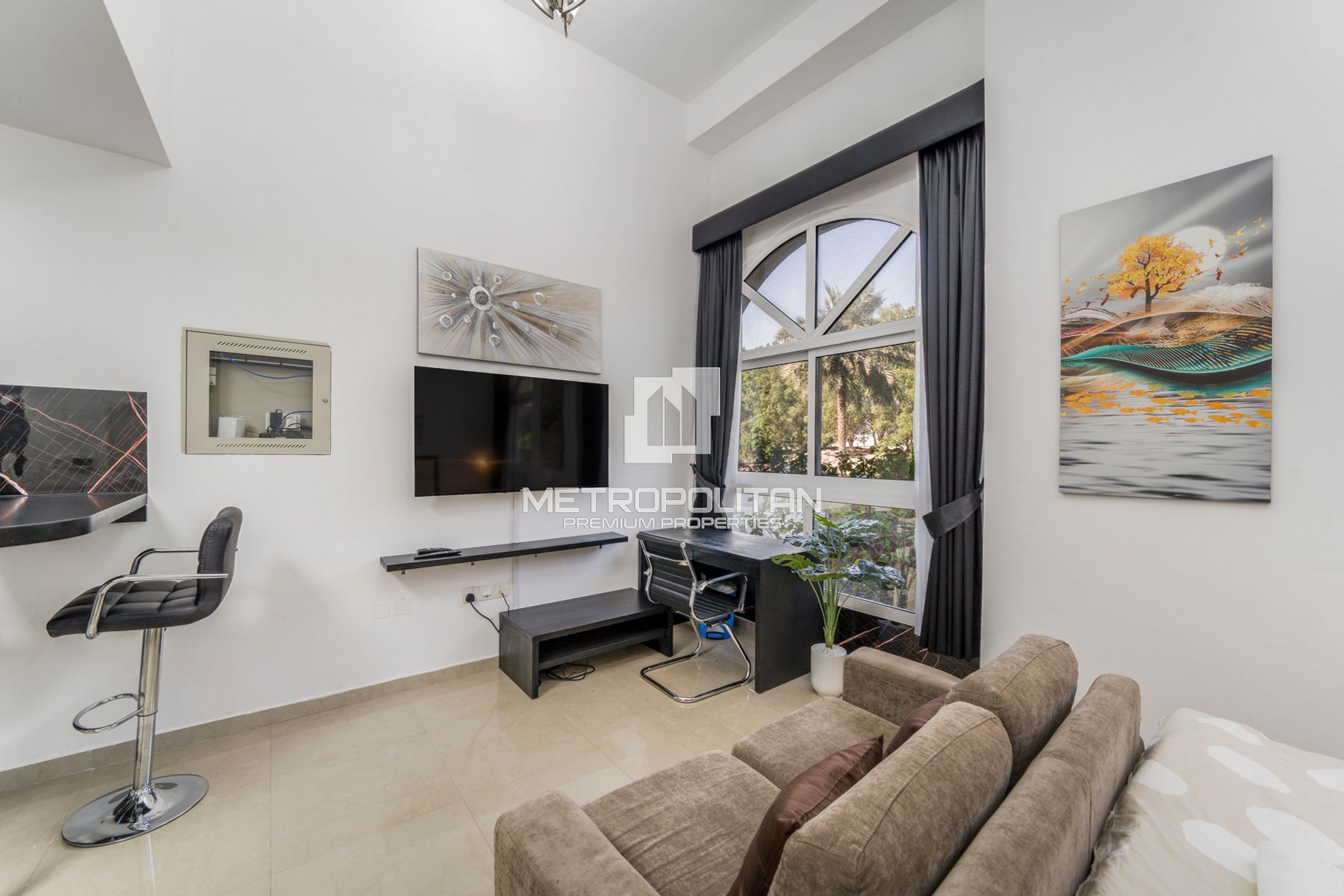 Vacant | Ceiling 4.5m | Furnished | Prime Location photo-8