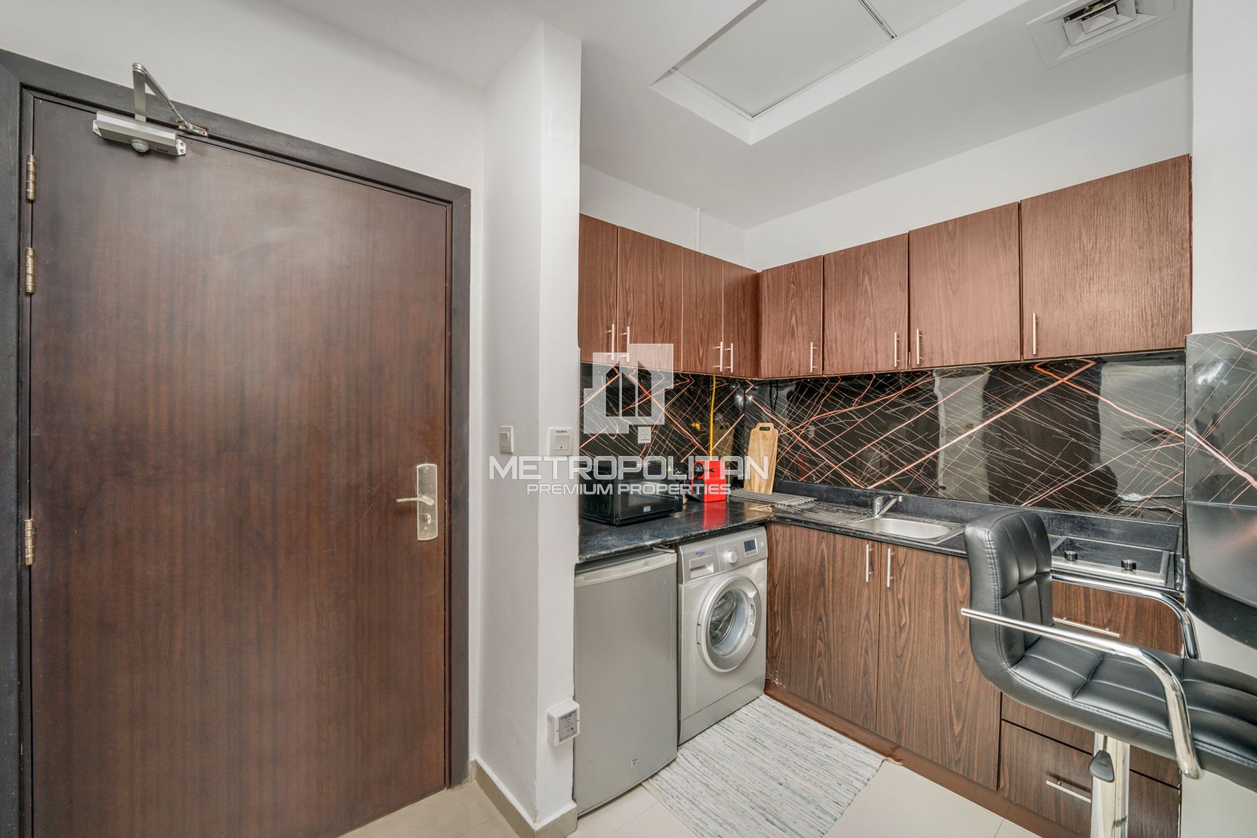 Vacant | Ceiling 4.5m | Furnished | Prime Location photo-10