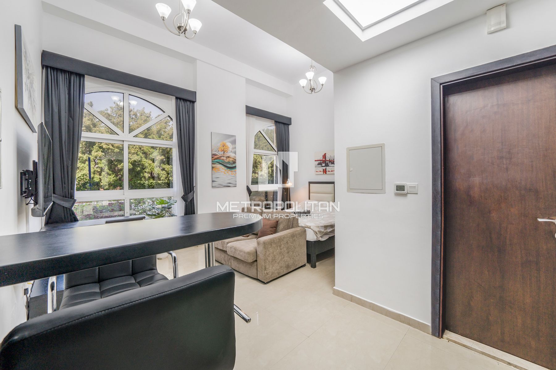 Vacant | Ceiling 4.5m | Furnished | Prime Location photo-11