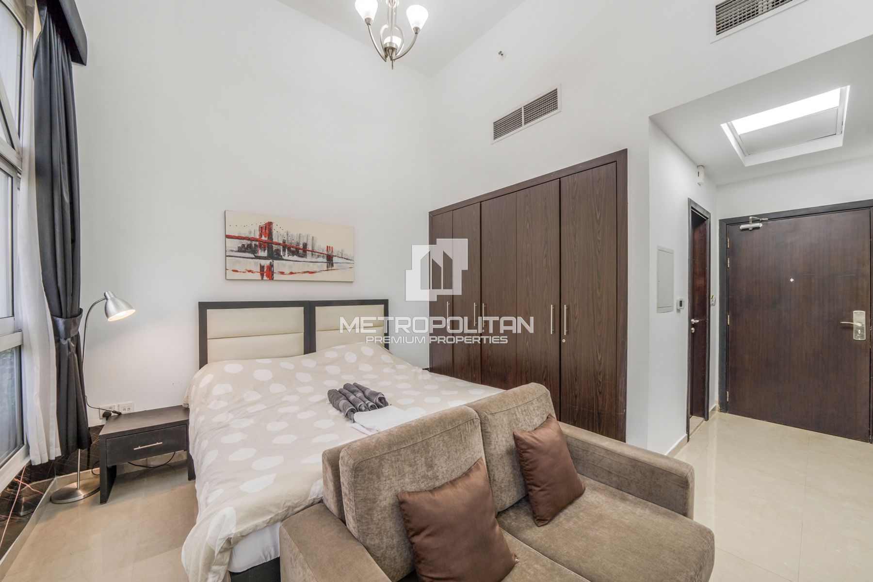 Vacant | Ceiling 4.5m | Furnished | Prime Location photo-13