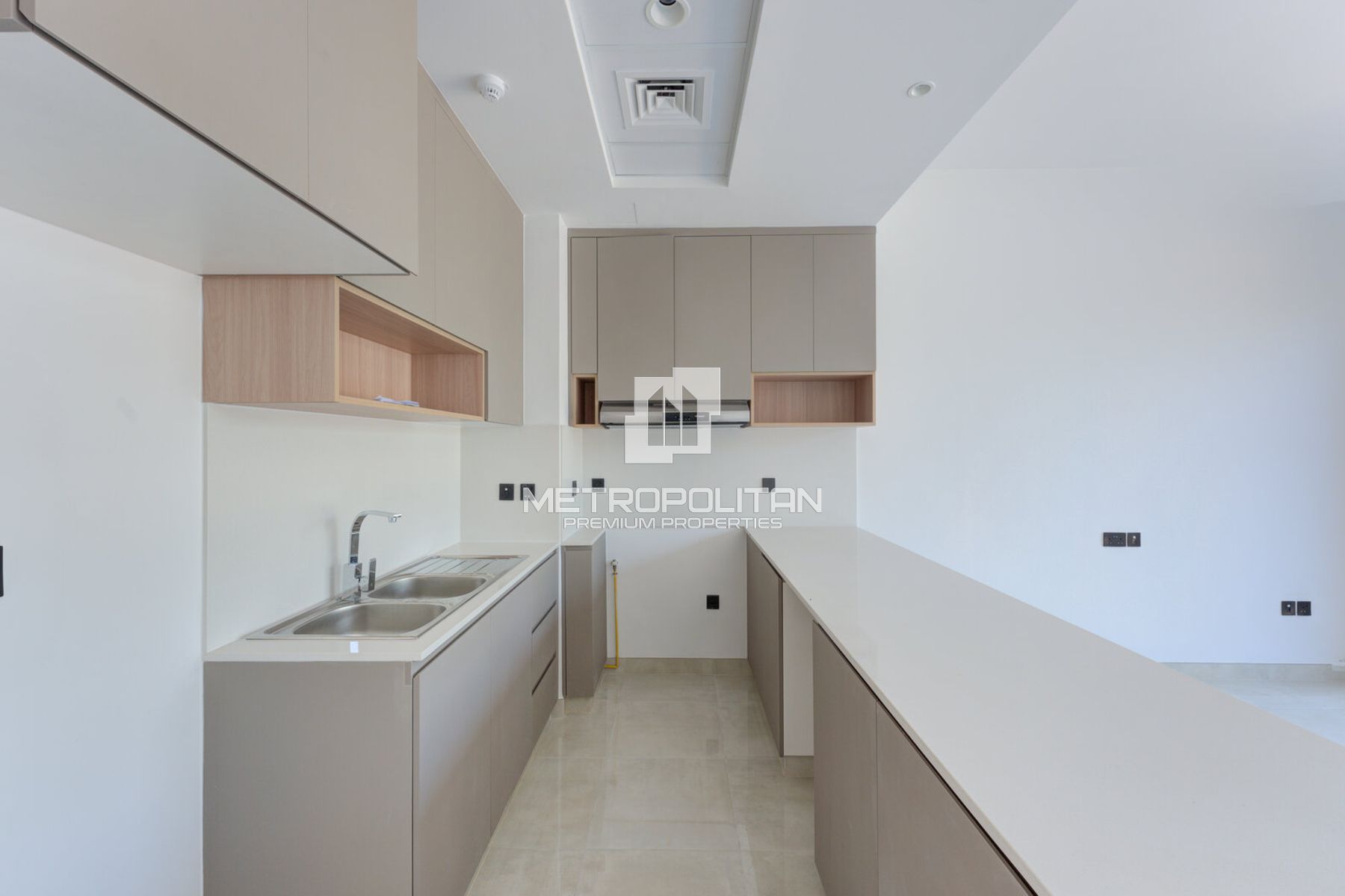 Single Row | Close to Pool & Park | Brand New