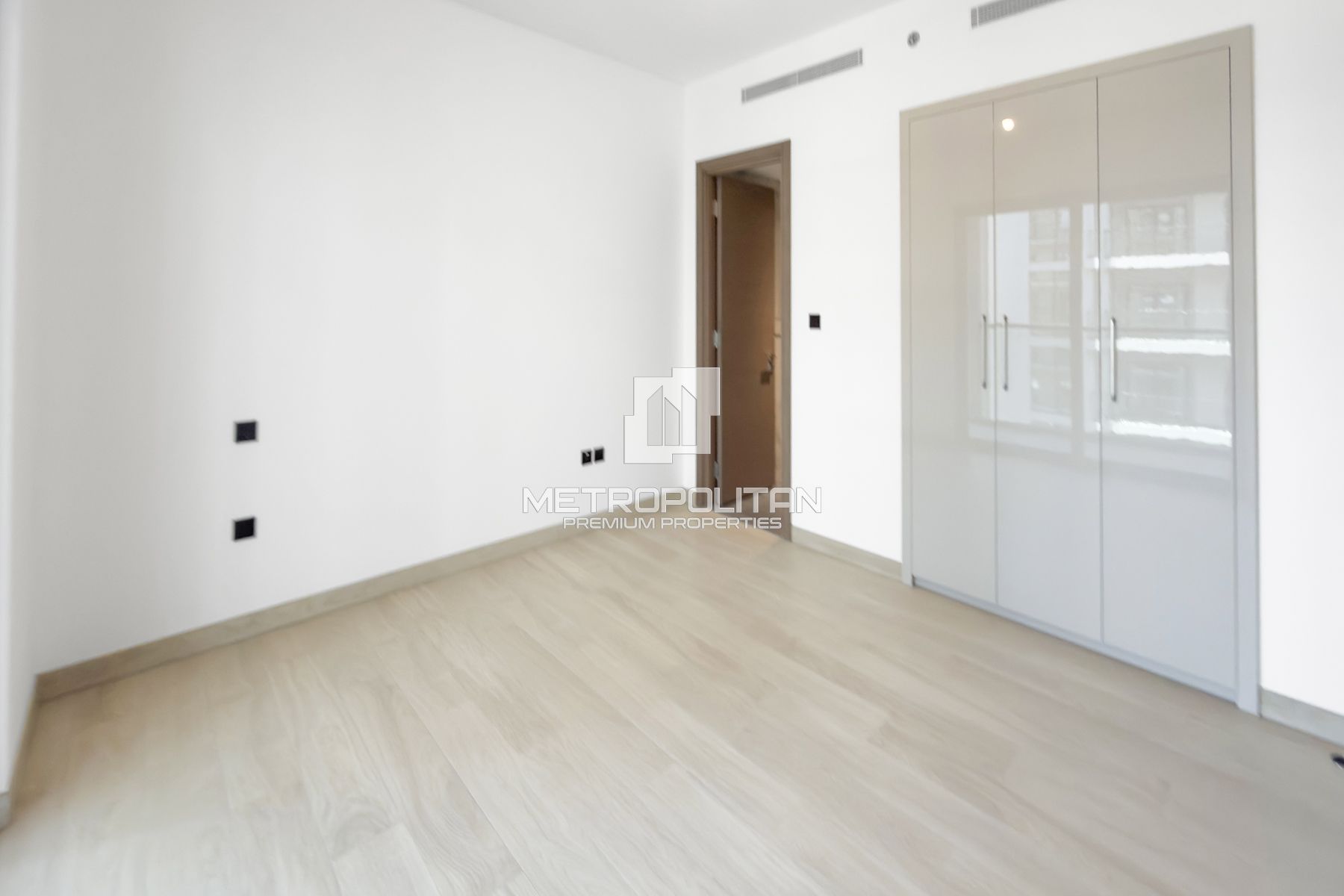 4 Cheques | Bright Layout | Mid Floor | Pool View