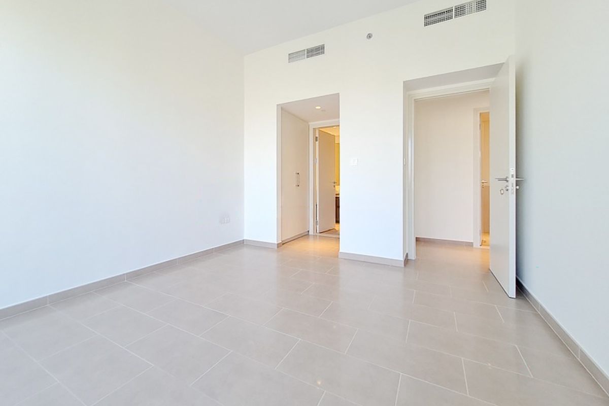 Spacious 2 Beds| Unfurnished| Vacant from August 6