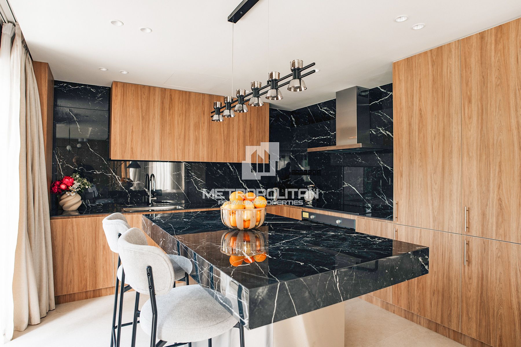Renovated Townhouse | Expanded Layout | Single Row photo-1