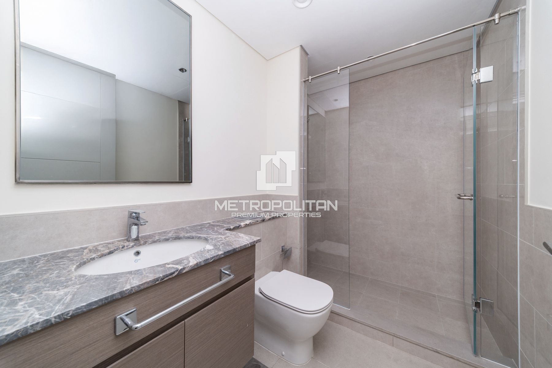 New to Market | Prestigious Address | Vacant photo-6