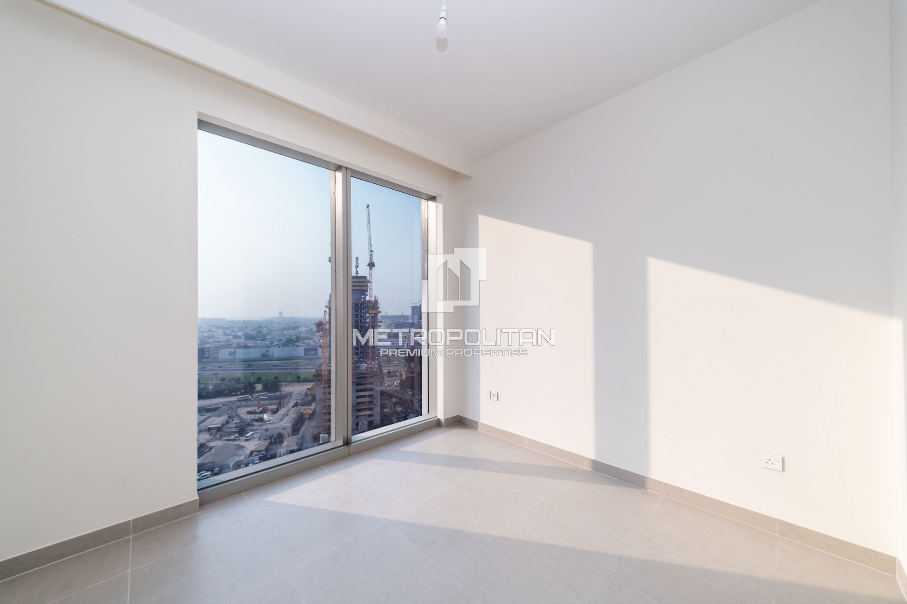 New to Market | Prestigious Address | Vacant photo-7