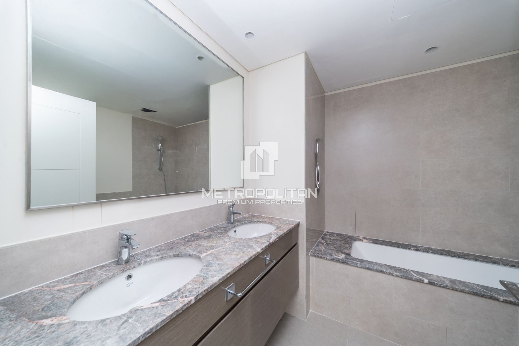 New to Market | Prestigious Address | Vacant photo-12