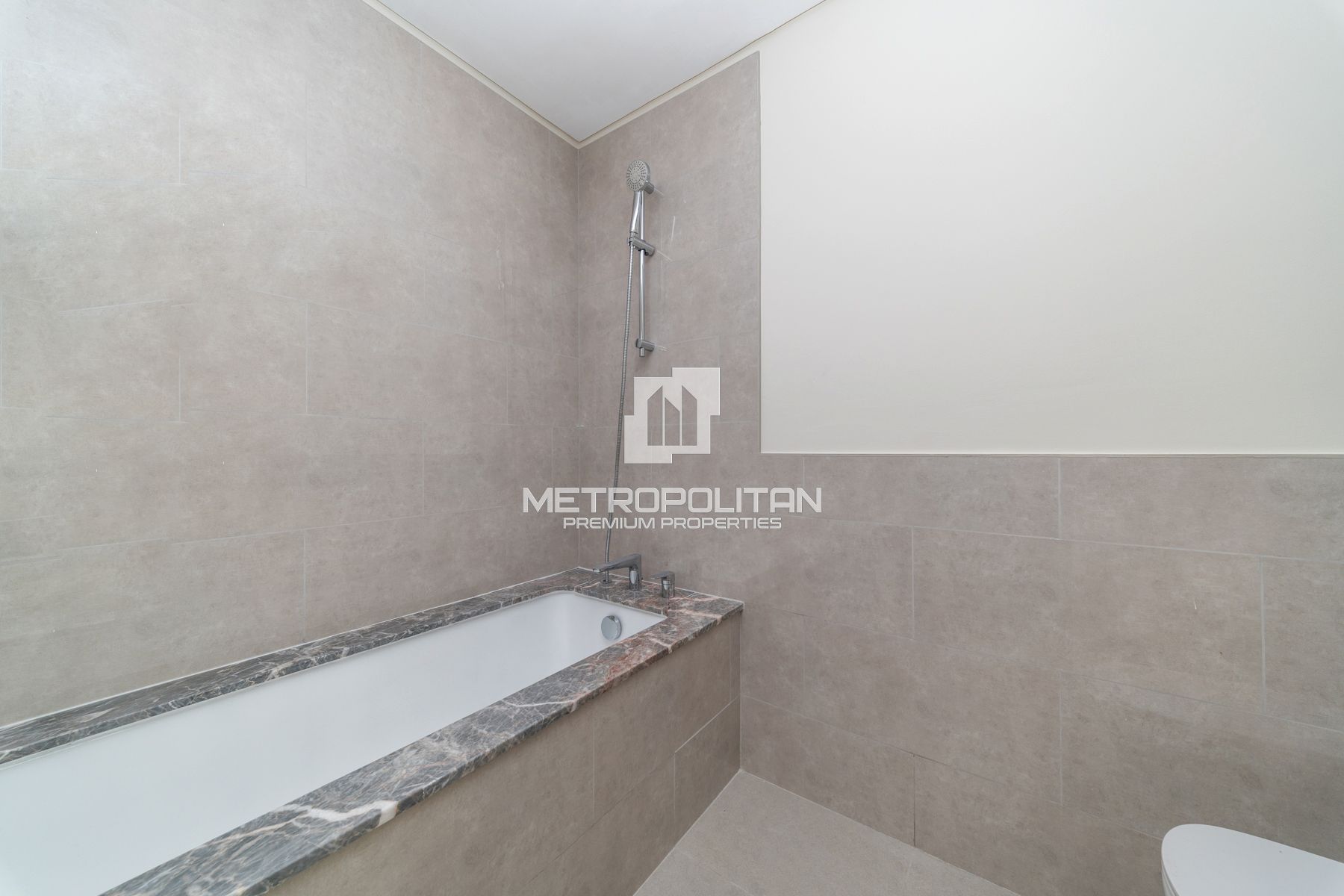 New to Market | Prestigious Address | Vacant photo-14