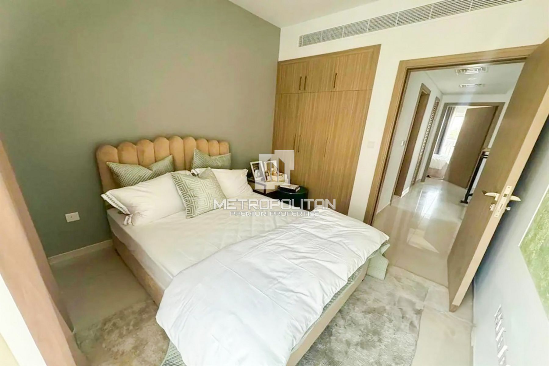 L shape 4 BD | First Line To Park Huge Plot photo-7