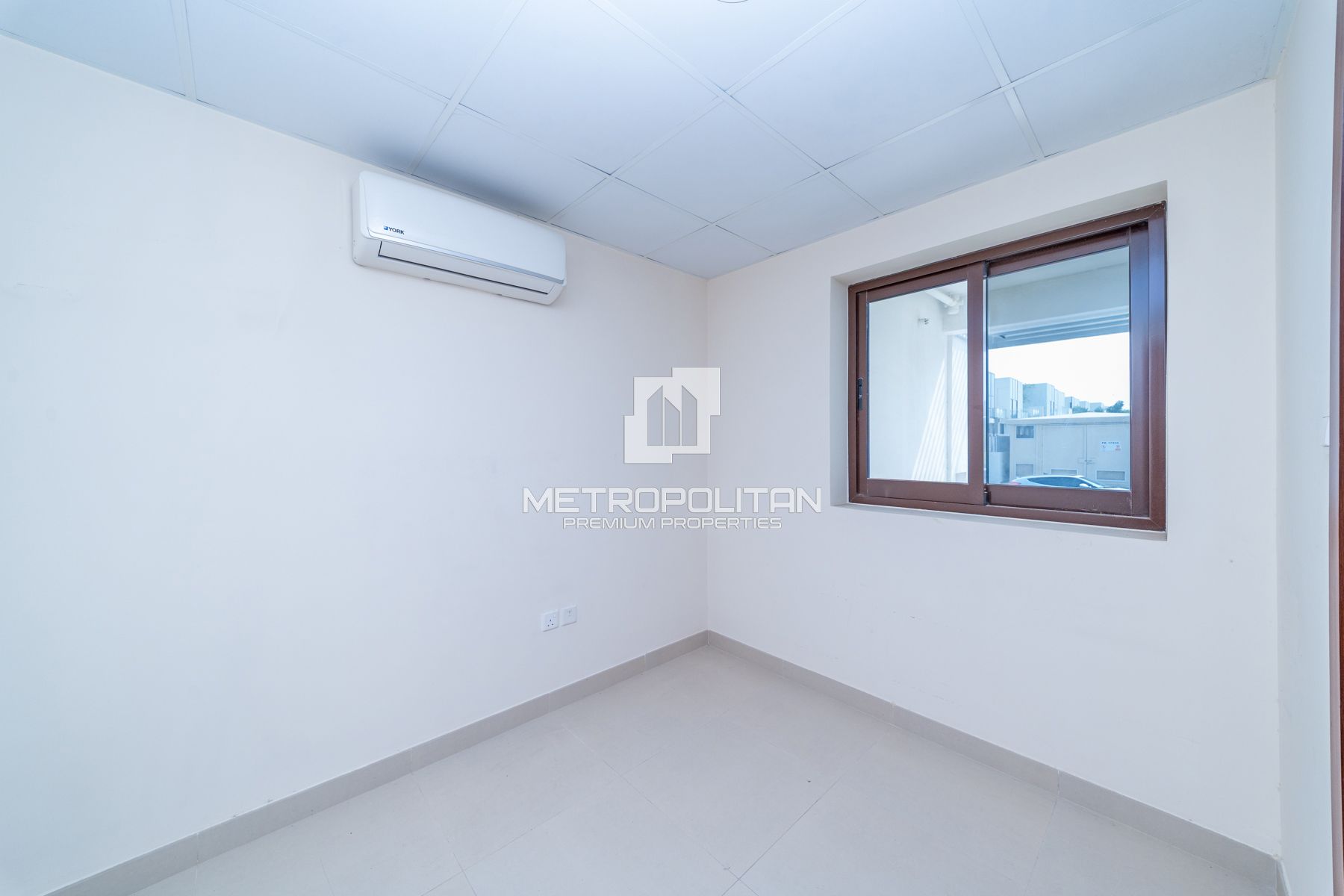 Single Row | Close to Amenities | Mid Unit photo-5