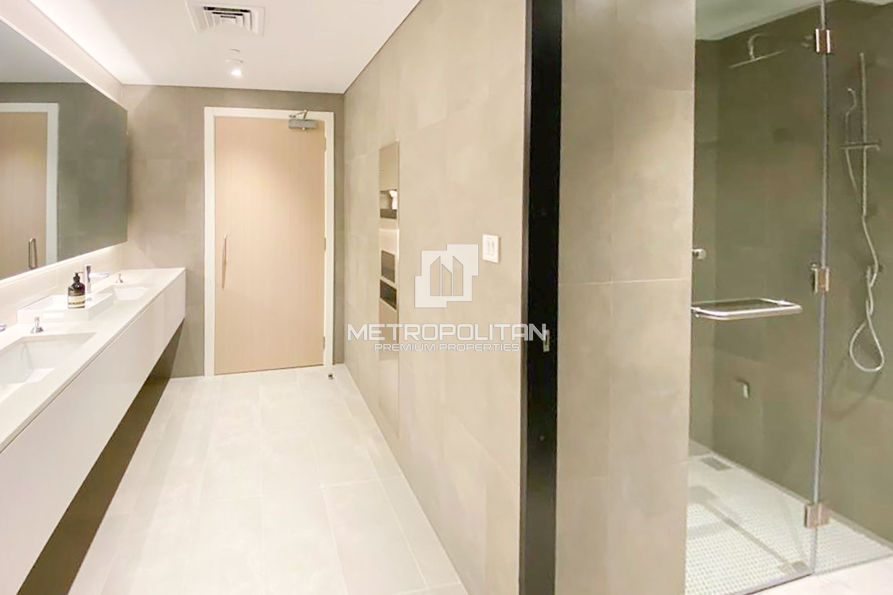 Ready now | Premium Ellington Unit | Pool View photo-3