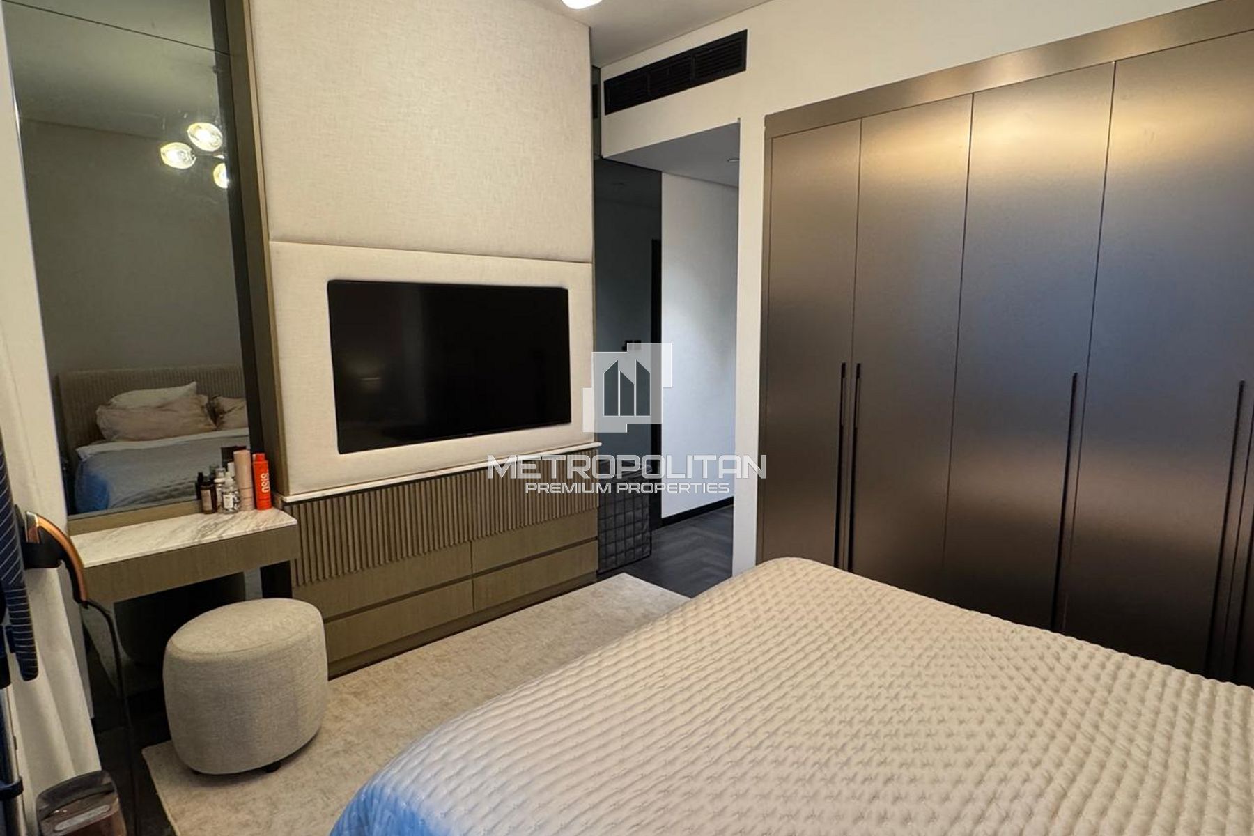 Fully Furnished | Prime Location| Pool View photo-3