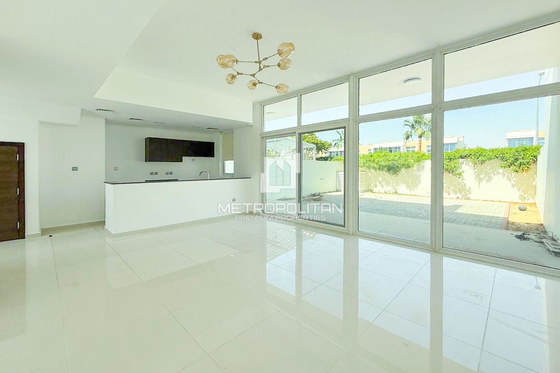 OPEN KITCHEN | LARGE LAYOUT | SINGLE ROW | RENTED