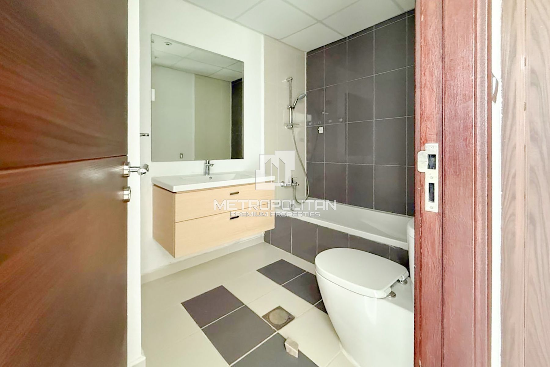 OPEN KITCHEN | LARGE LAYOUT | SINGLE ROW | RENTED photo-3