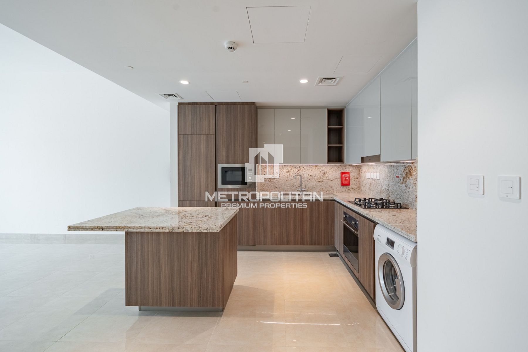 Burj Khalifa View | Luxury Apartment | Prime Area photo-3