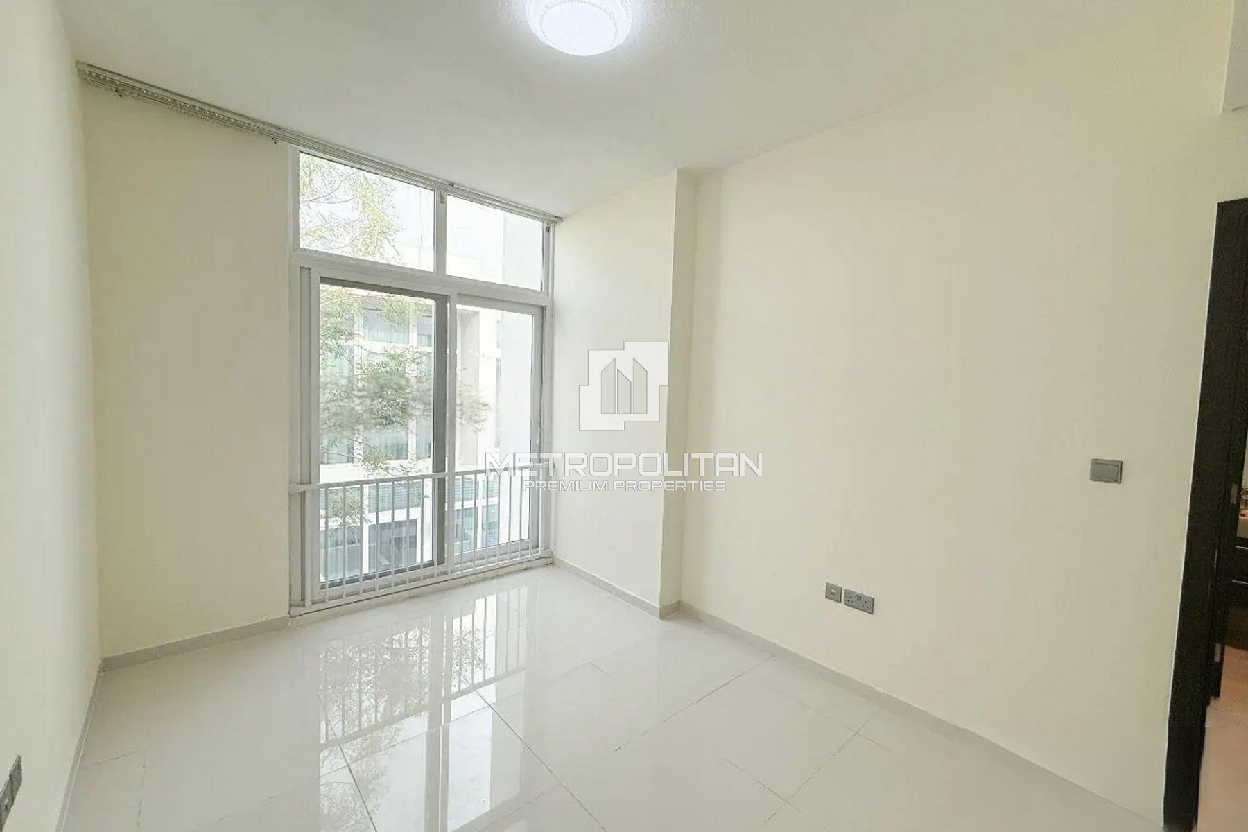 Spacious L Shape | Open View | Upgraded | Rented photo-2