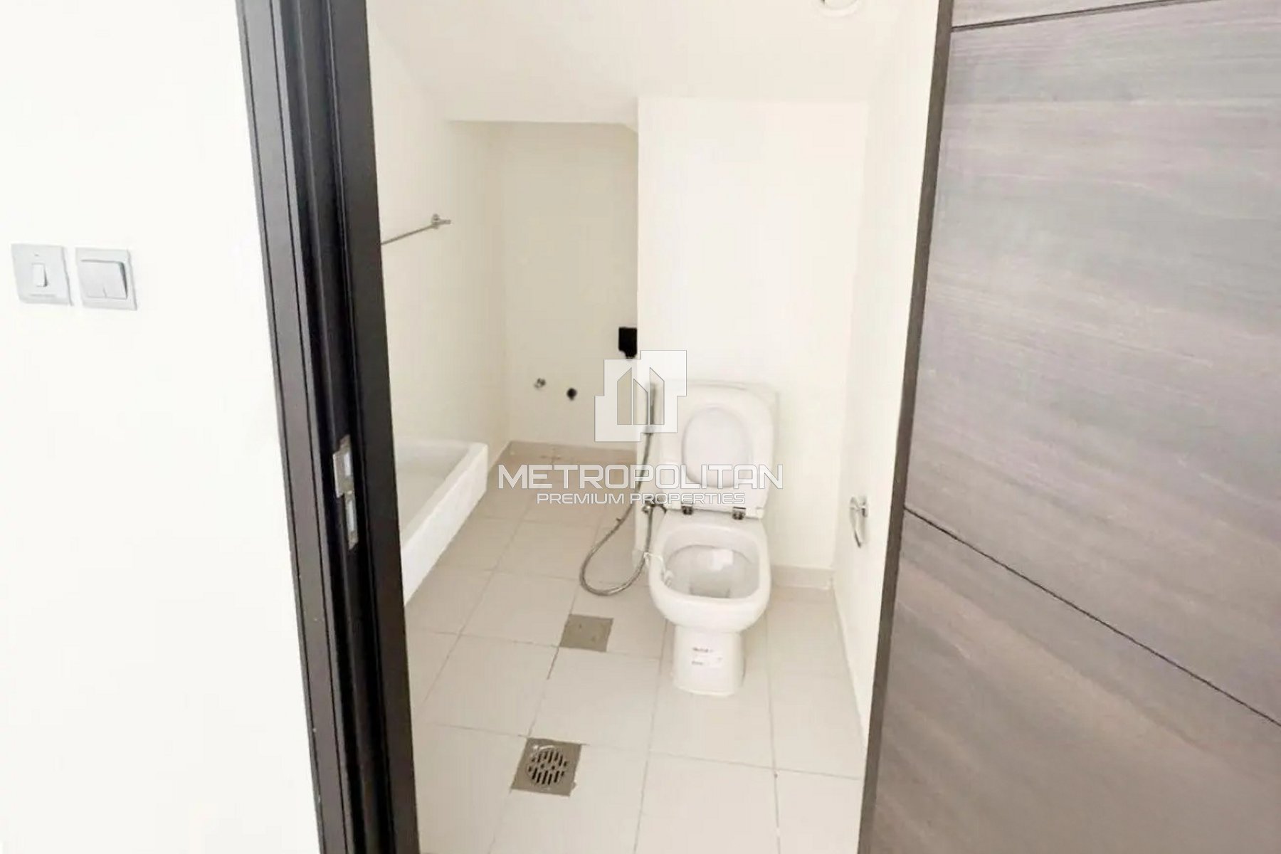 Spacious L Shape | Open View | Upgraded | Rented photo-8