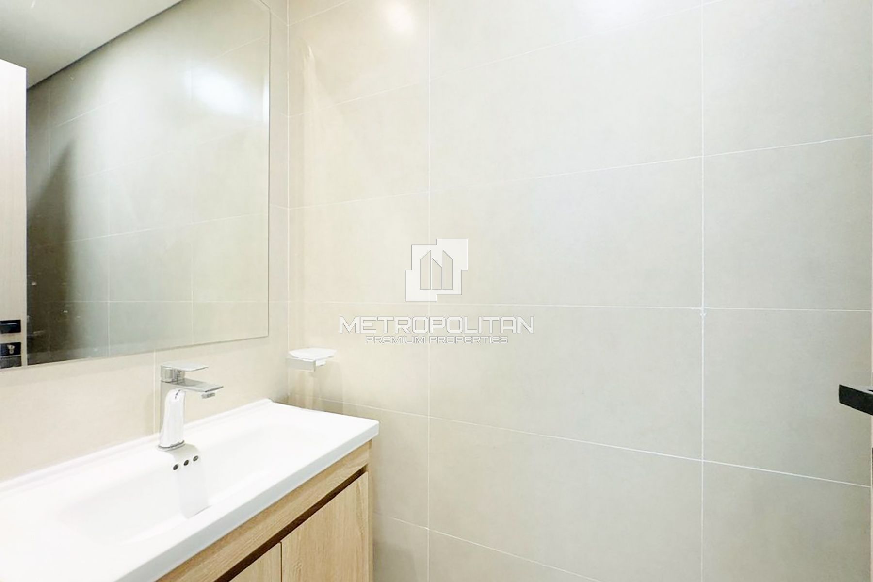 Stunning | Modern Townhouse | Suburban Living photo-3