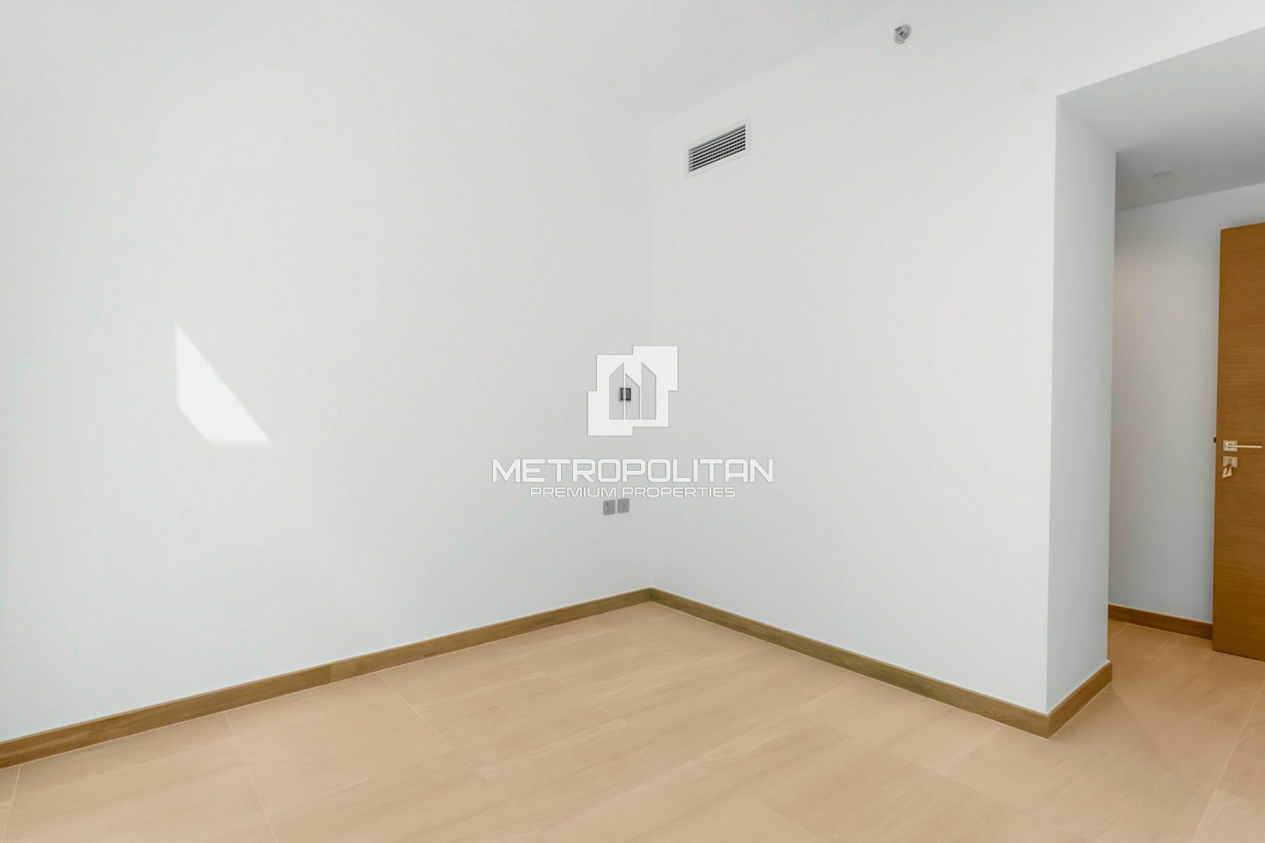 High End Living | Canal View | Prime Location photo-25