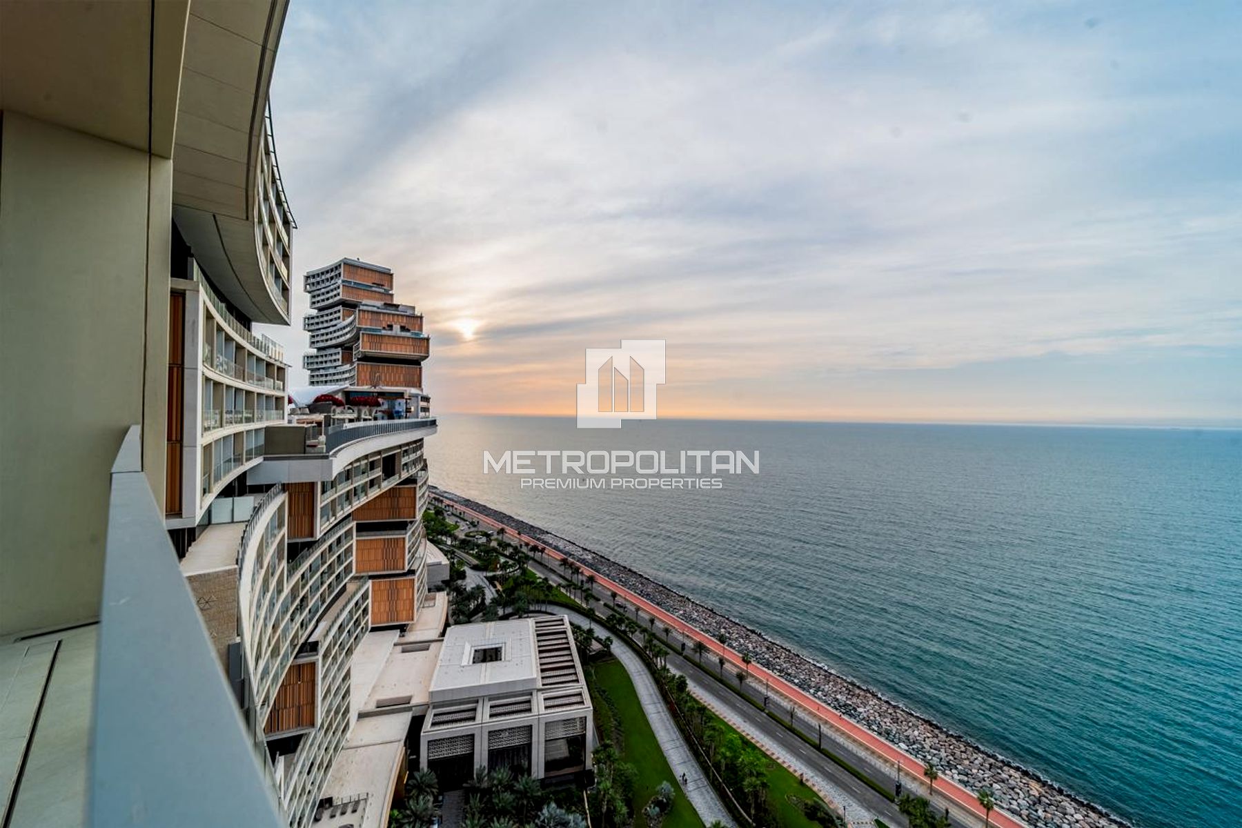 Prestigious Living with Palm and Sea Views