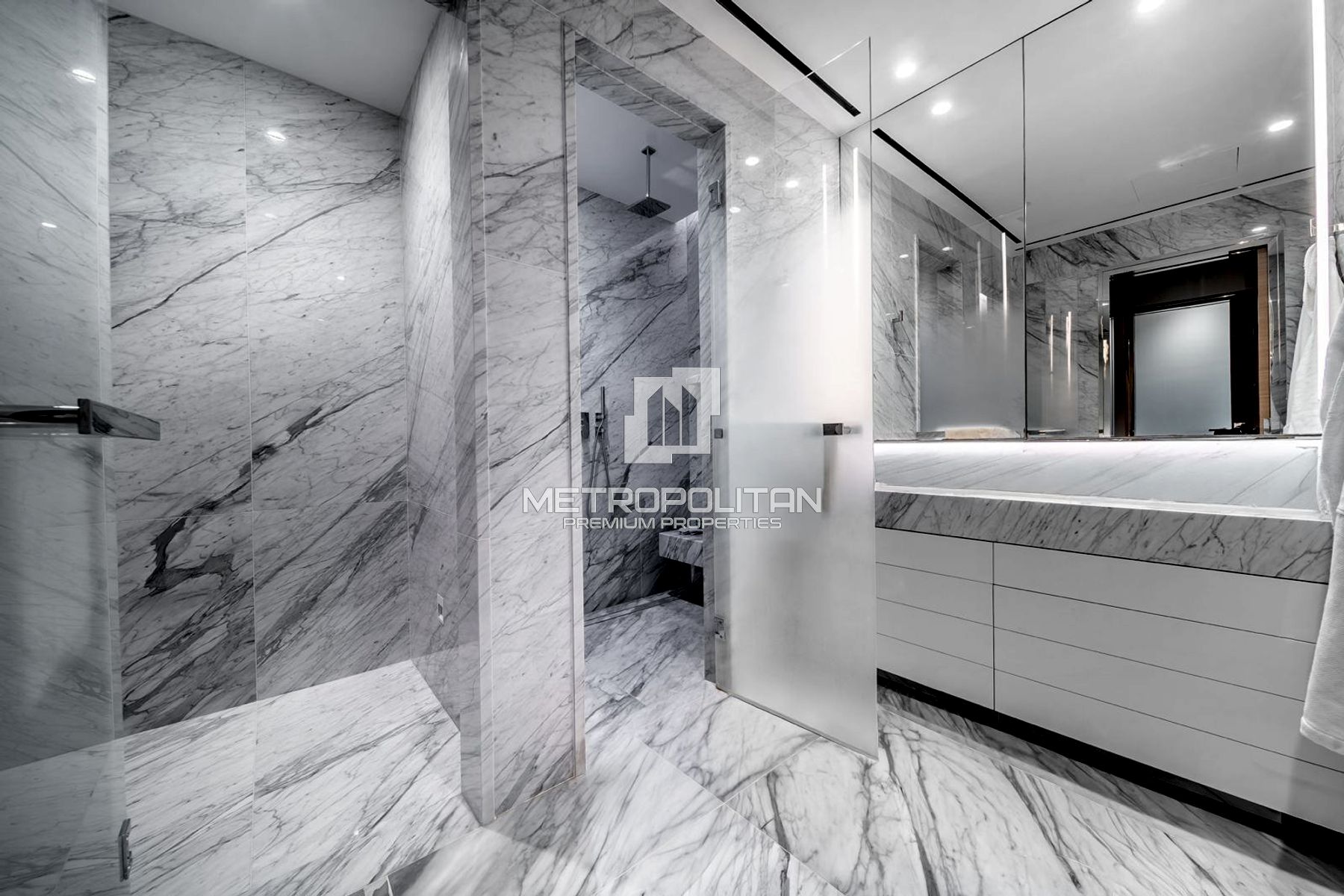 Prestigious Living with Palm and Sea Views