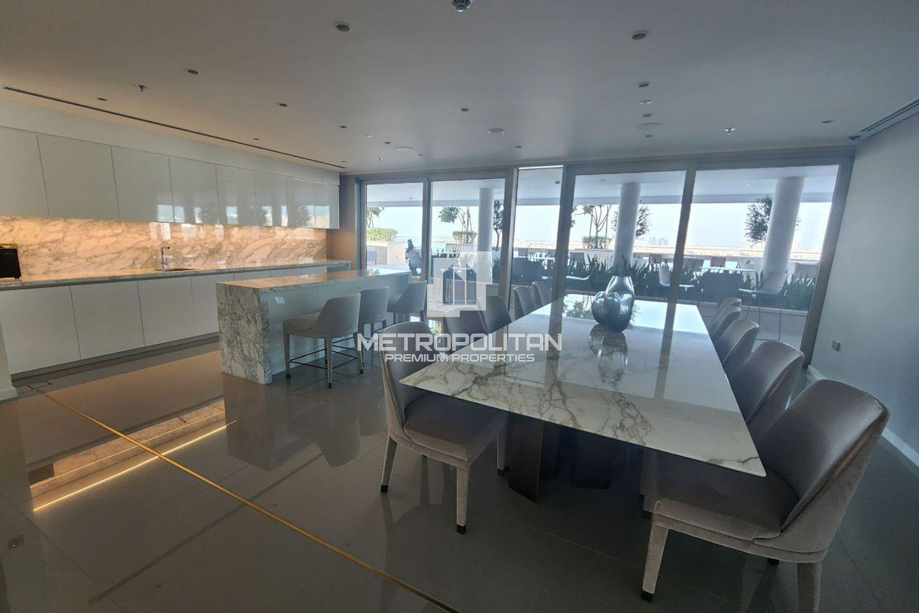 Luxury 2 Bed | Full Sea Views | Prime Location photo-3