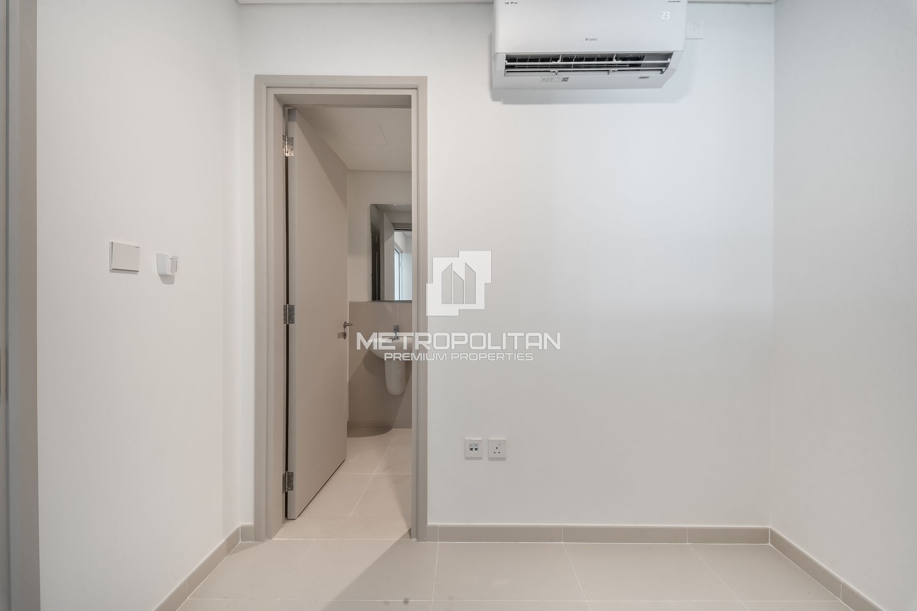 Skylight | Spacious Layout | Prime Location photo-17