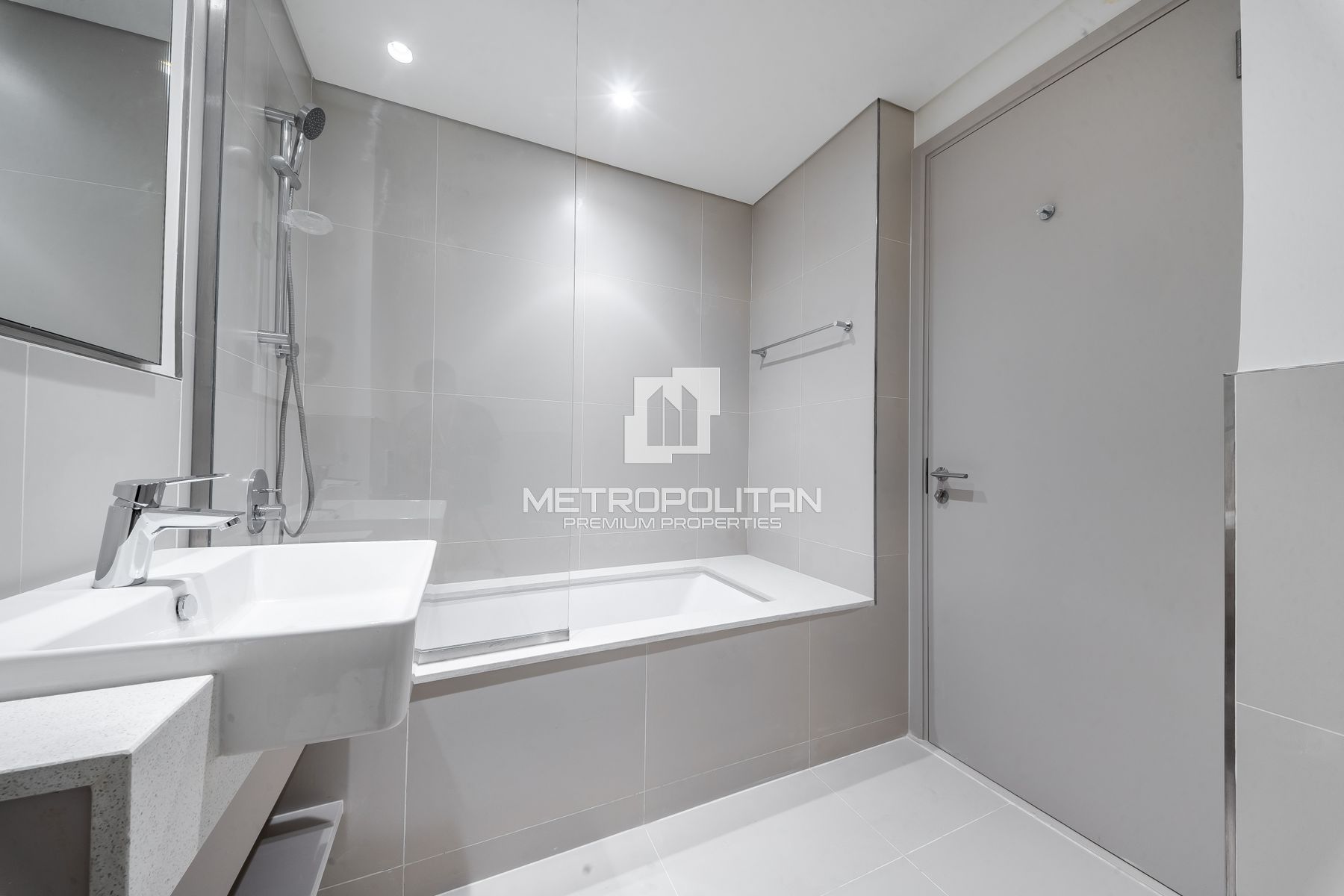 Skylight | Spacious Layout | Prime Location photo-19