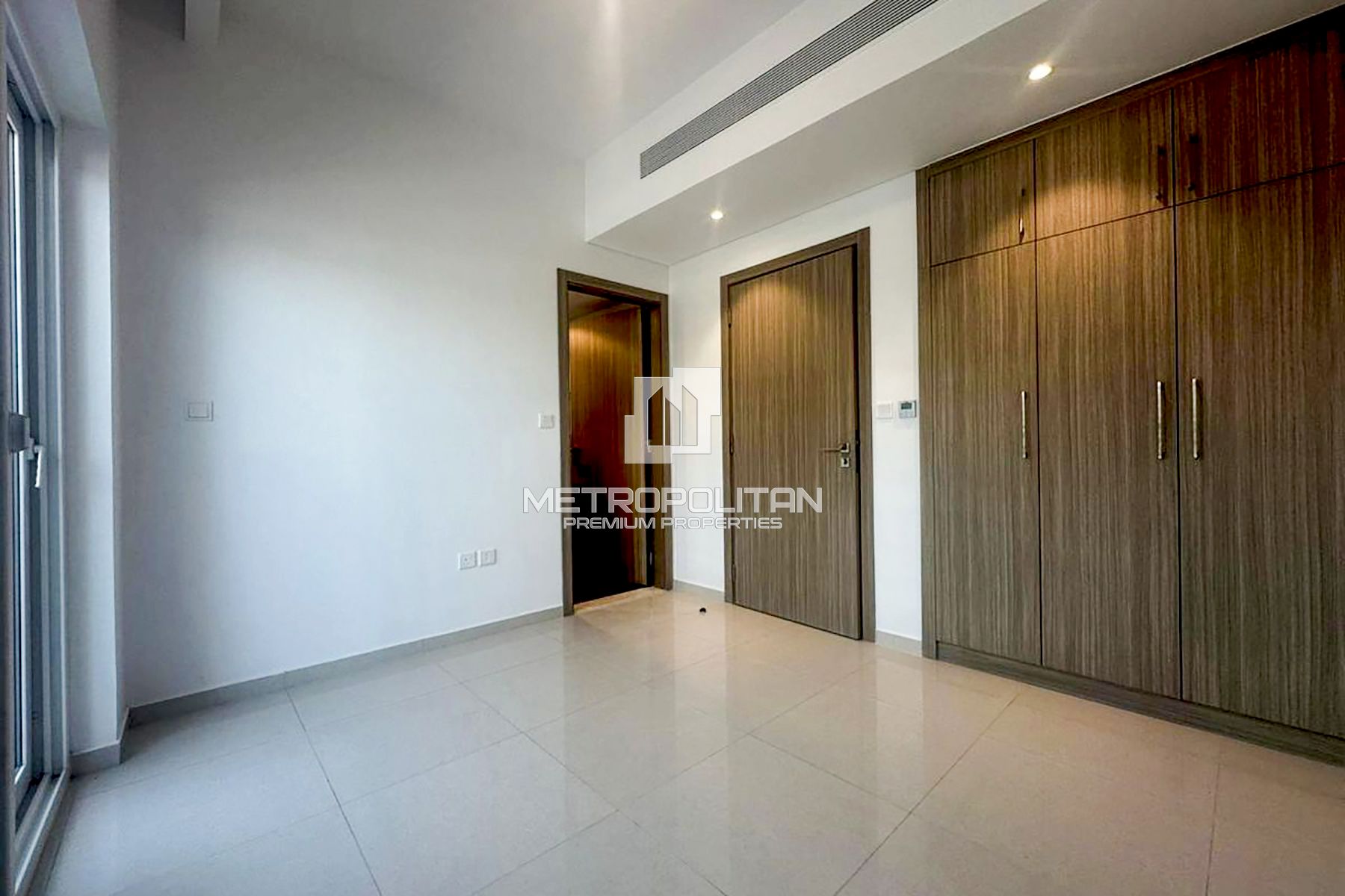 Corner | Single Row | Closed Kitchen | Roof Access