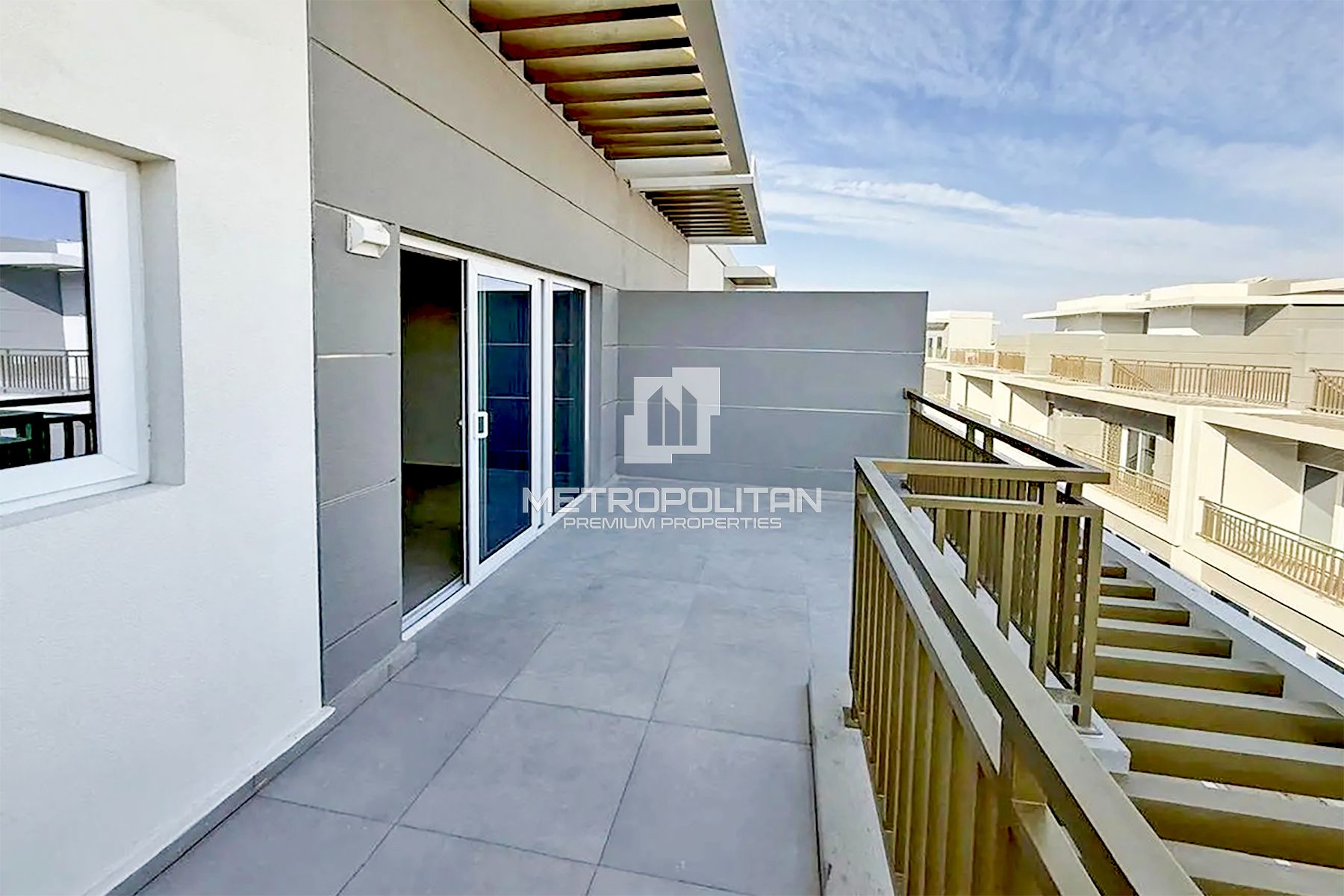 Corner | Single Row | Closed Kitchen | Roof Access