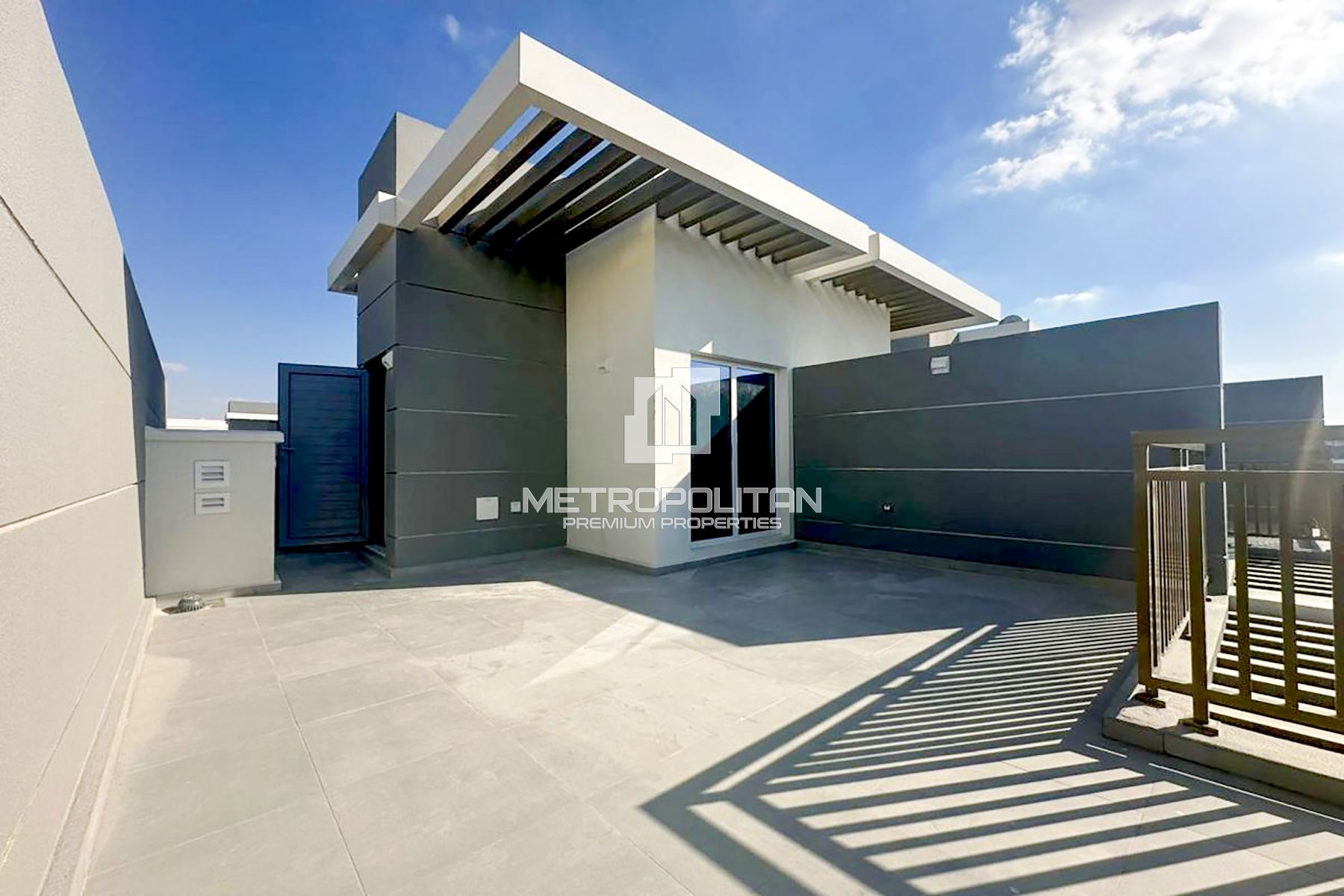 Corner | Single Row | Closed Kitchen | Roof Access