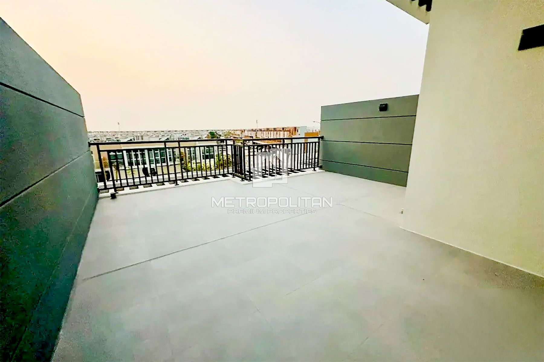 Corner | Single Row | Closed Kitchen | Roof Access