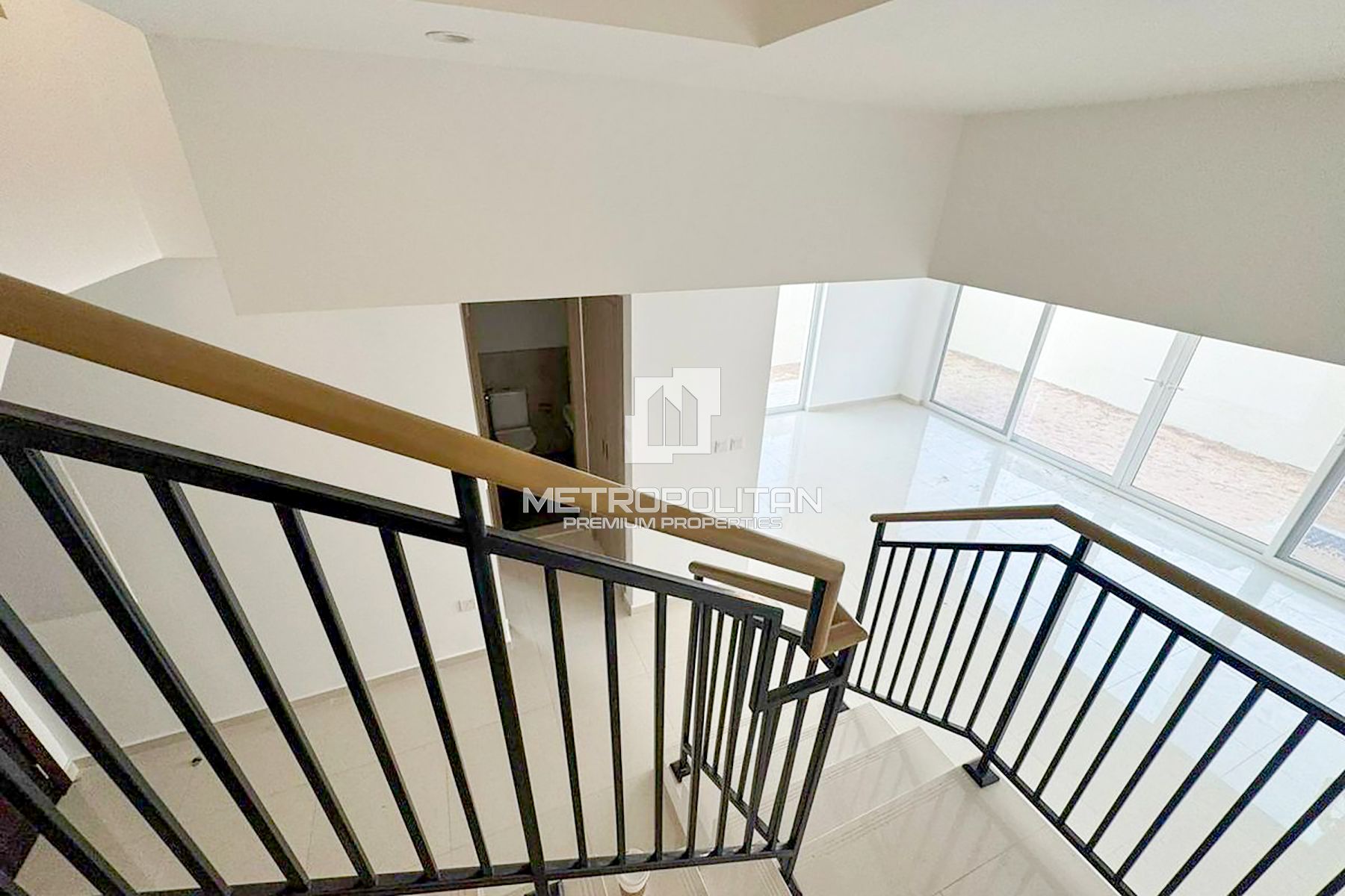 Corner | Single Row | Closed Kitchen | Roof Access