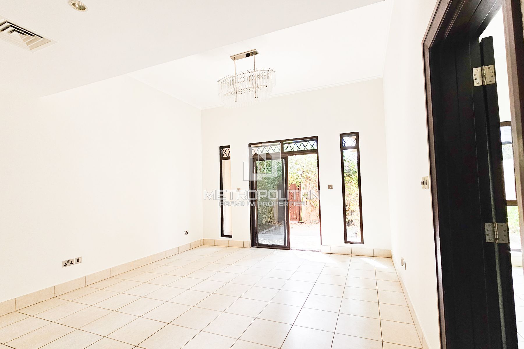 Private Garden | Study Room | Area Specialist