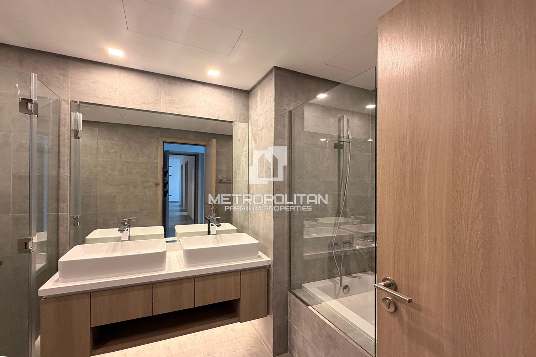 Exclusive | Large Layout | Multiple Options
