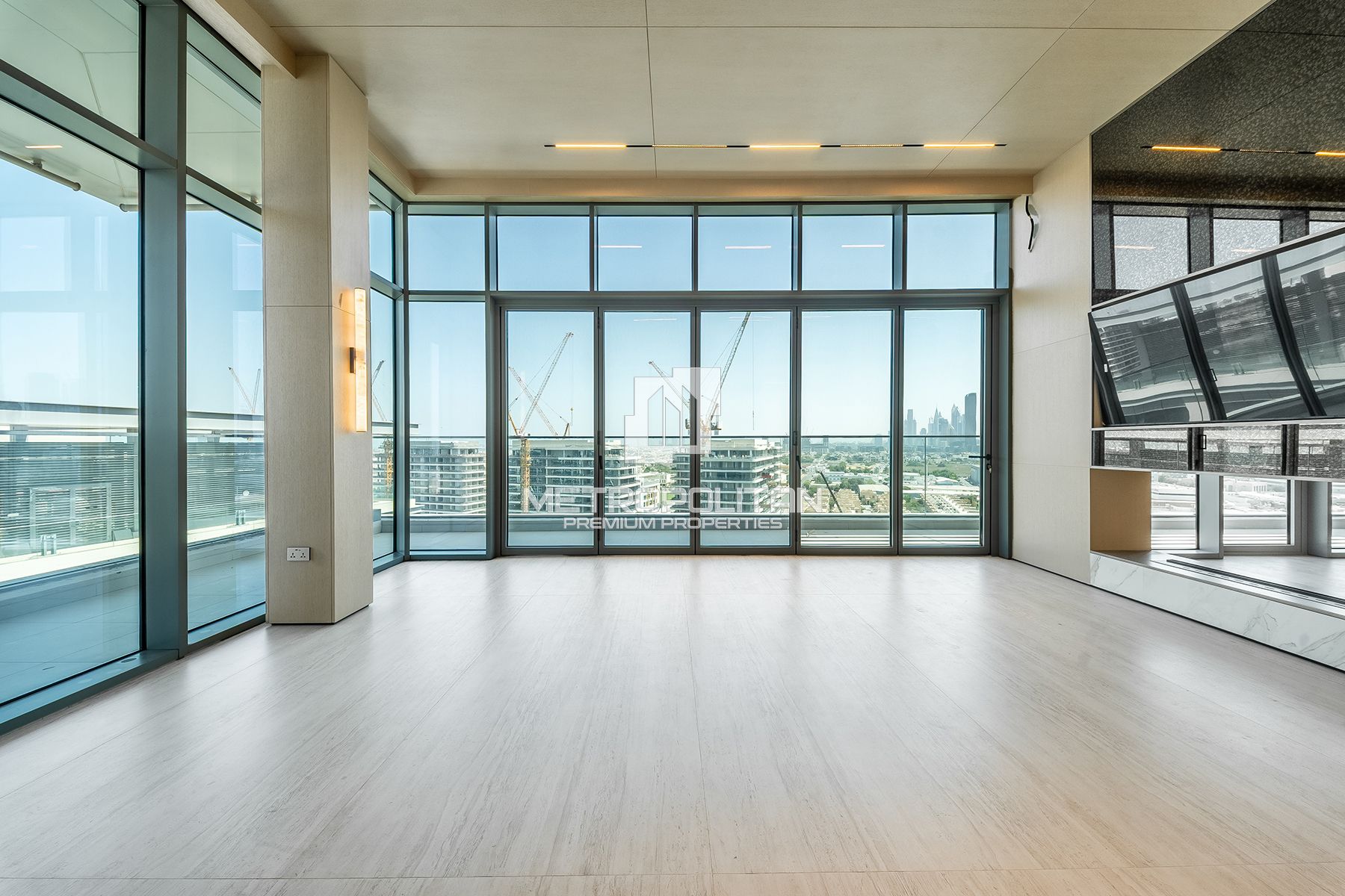 Luxury Penthouse | Canal View | High Floor
