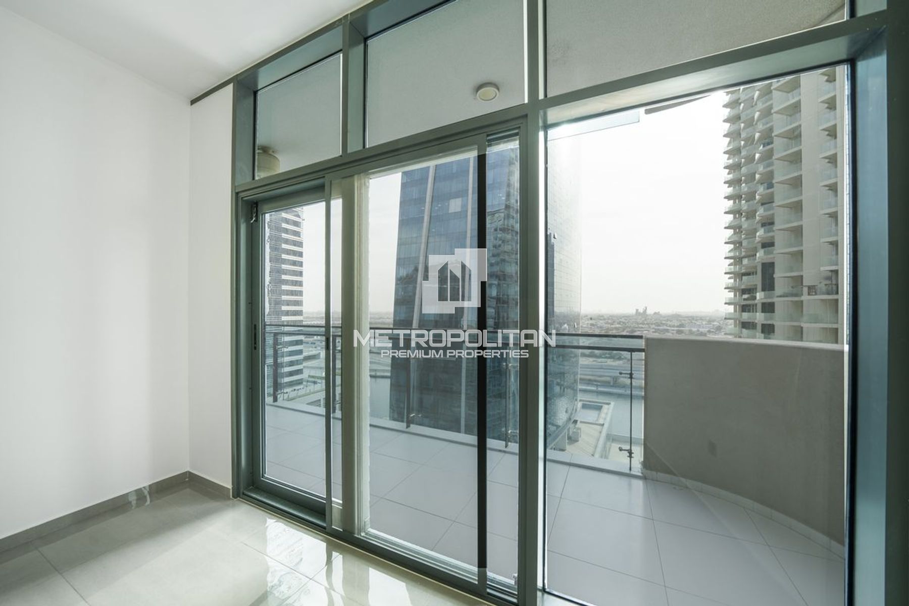 Spacious 3BR | Middle Floor | Prime Location