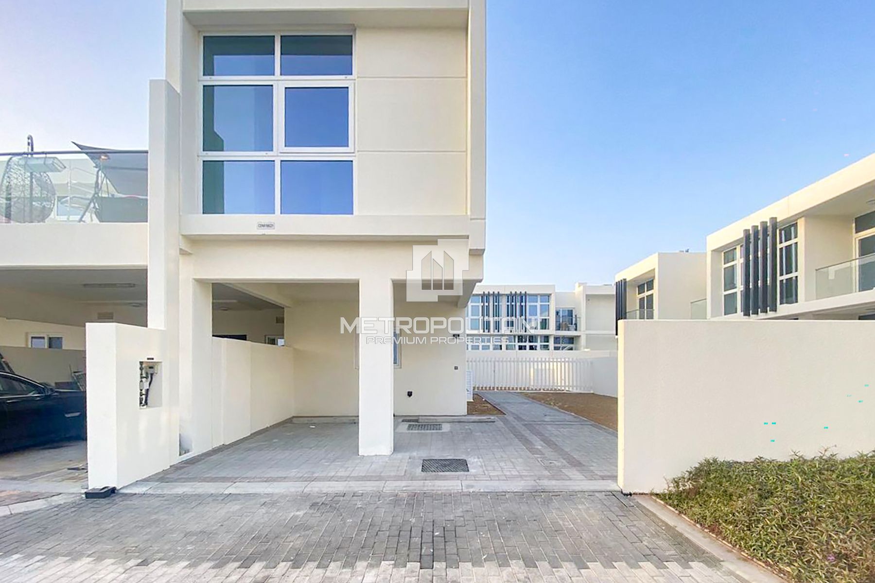 End Corner | Closed Kitchen | Prime Location