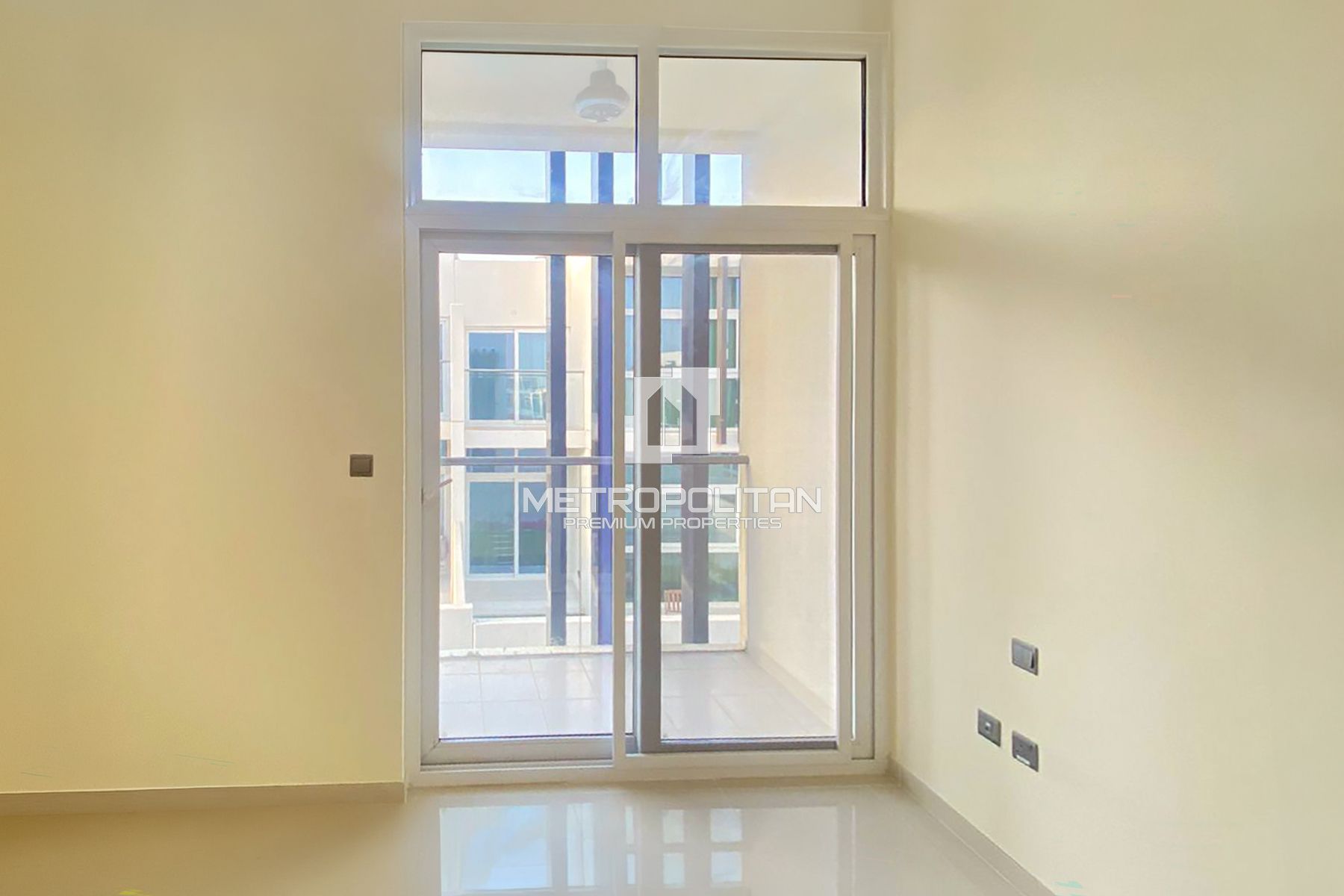 End Corner | Closed Kitchen | Prime Location