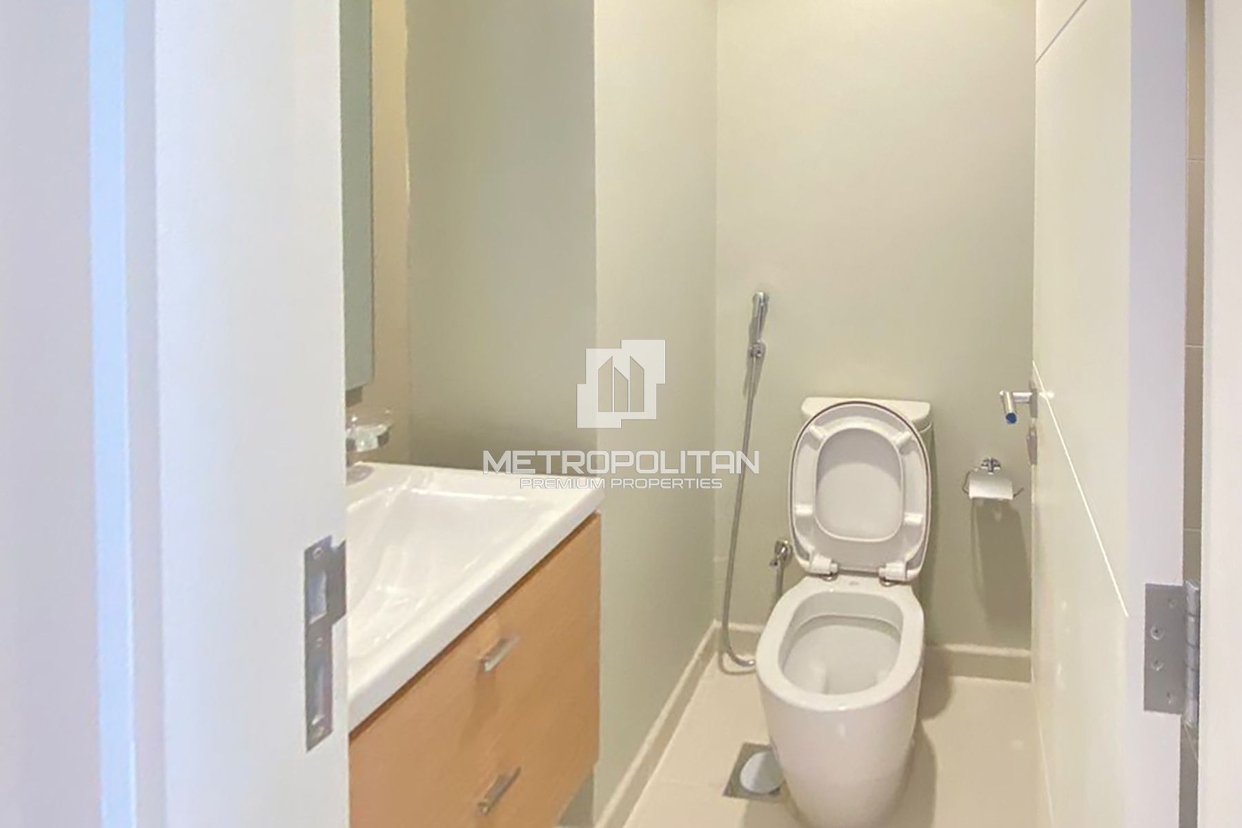 End Corner | Closed Kitchen | Prime Location