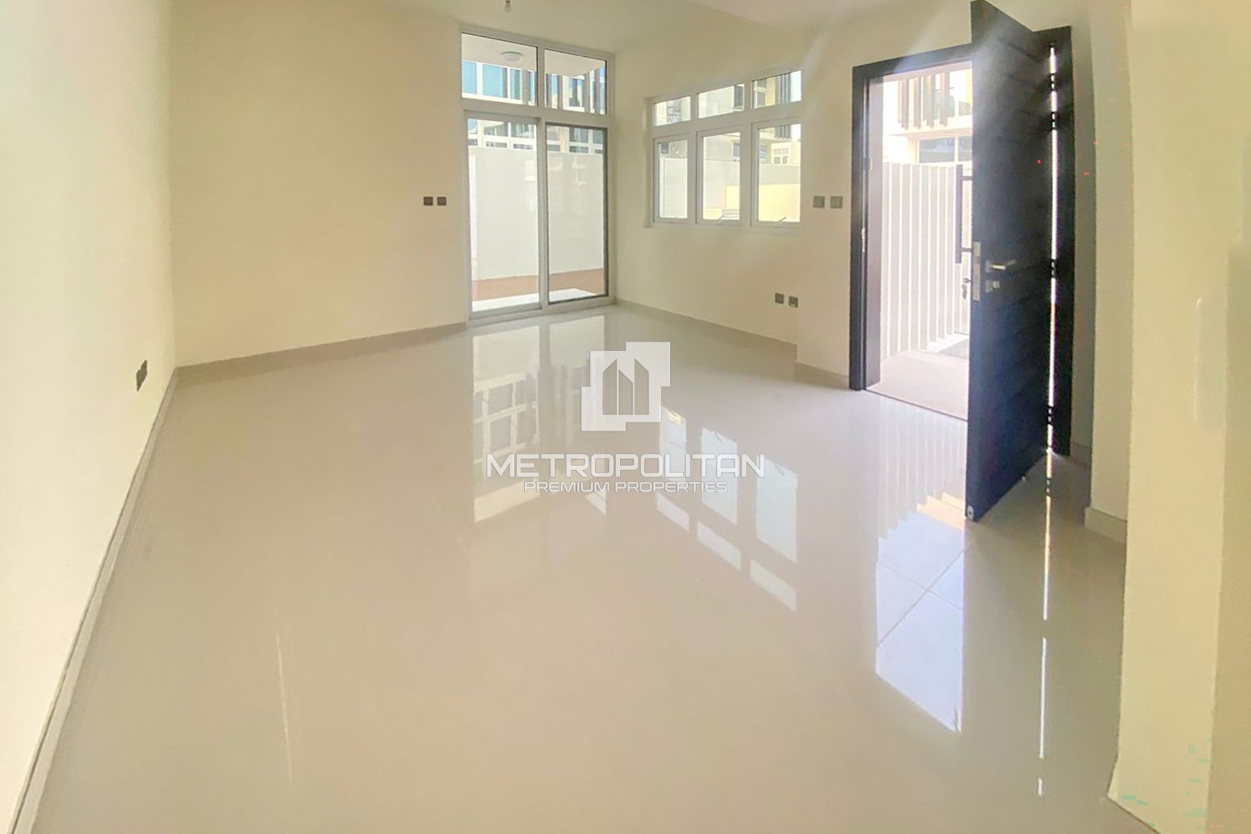 End Corner | Closed Kitchen | Prime Location