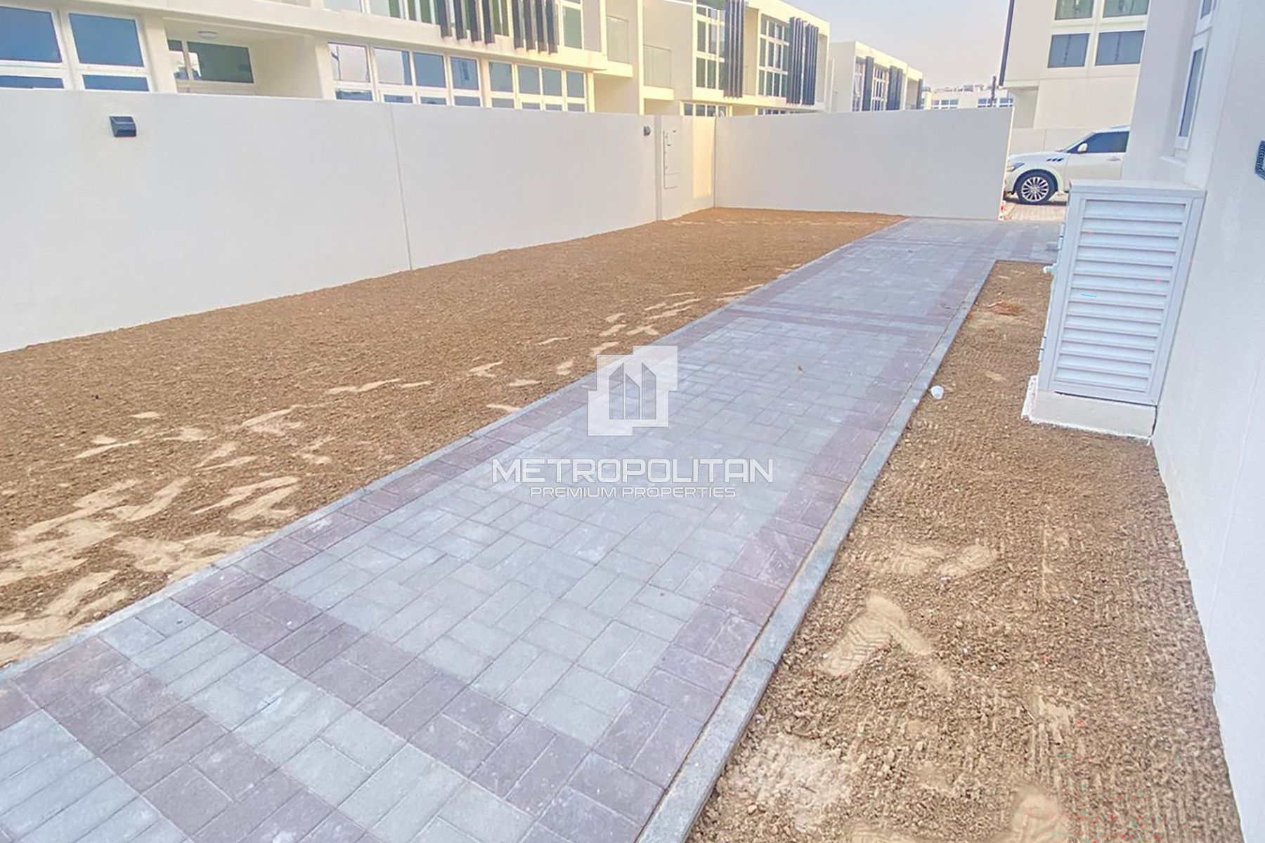 End Corner | Closed Kitchen | Prime Location