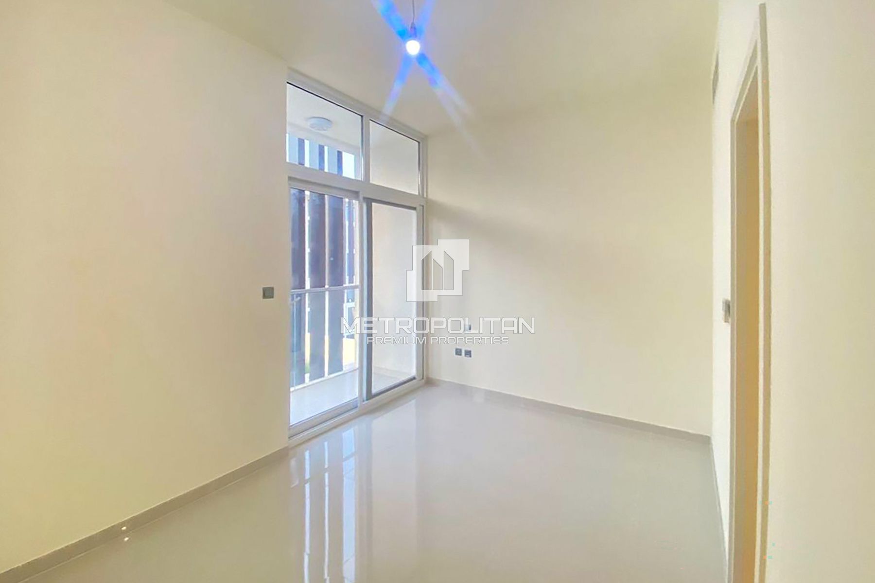End Corner | Closed Kitchen | Prime Location