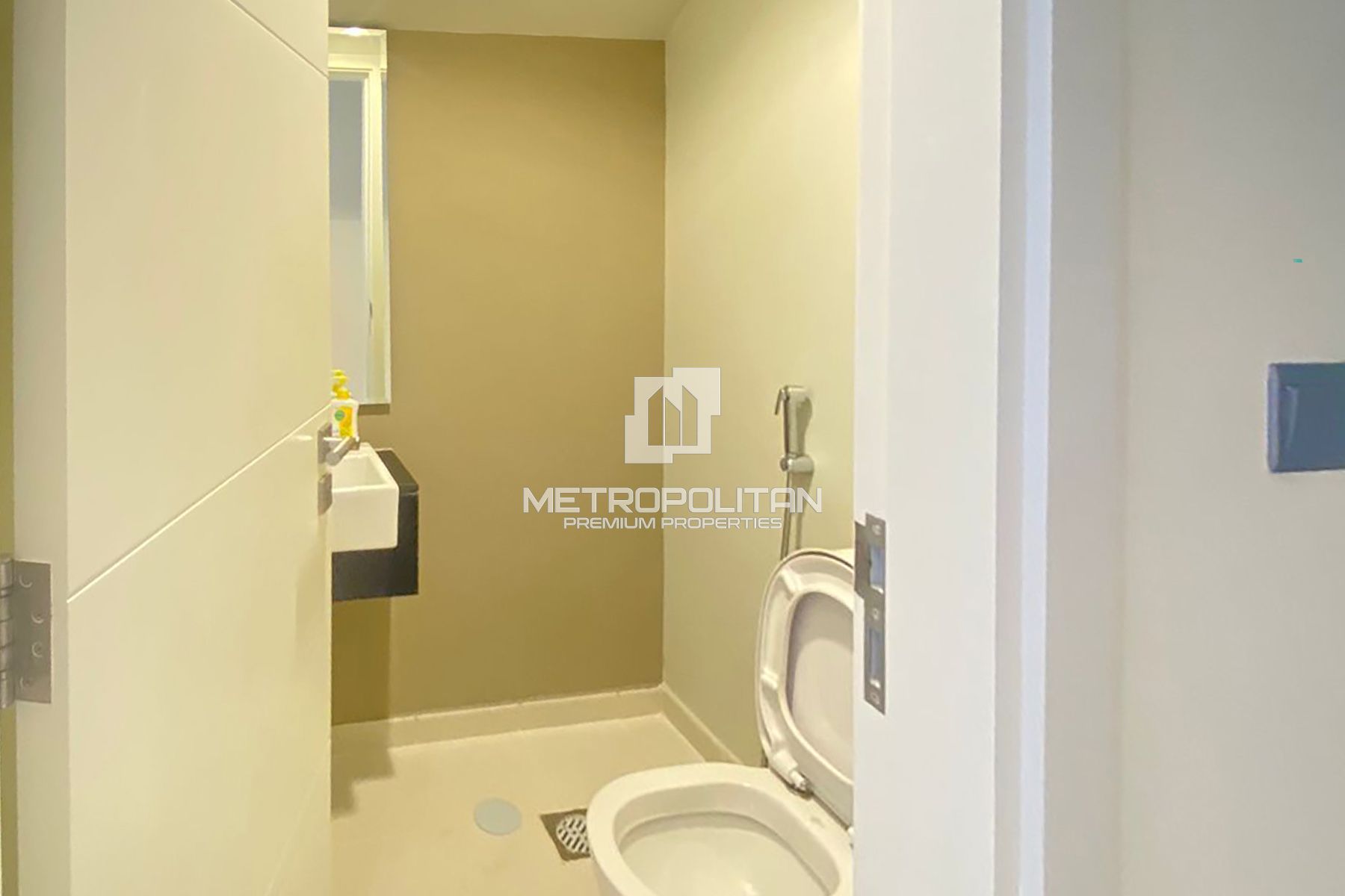 End Corner | Closed Kitchen | Prime Location