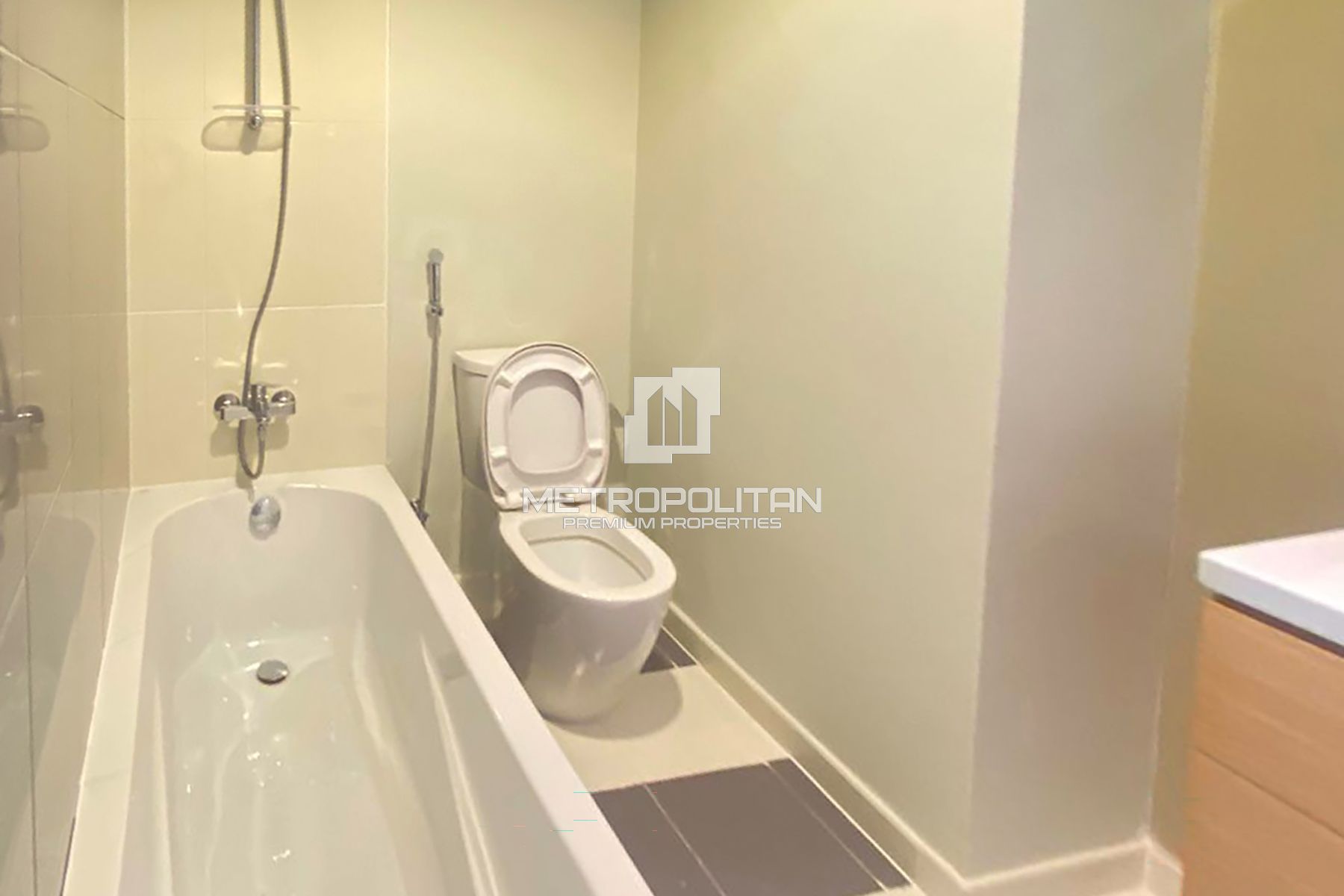 R2M14 | Near Pool | 3+Maid | Closed Kitchen