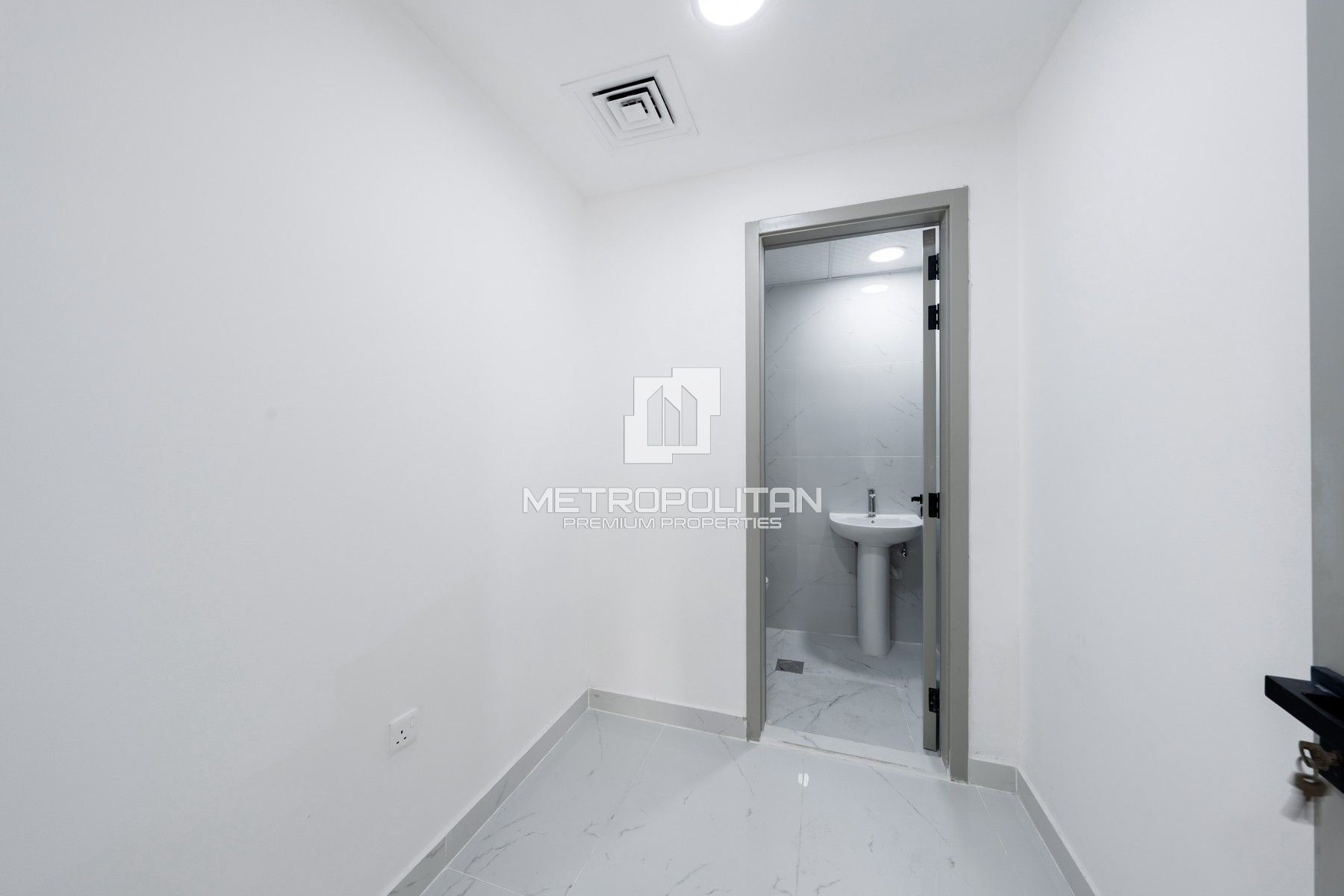 Upgraded Closed Kitchen | Vastu | Vacant Now