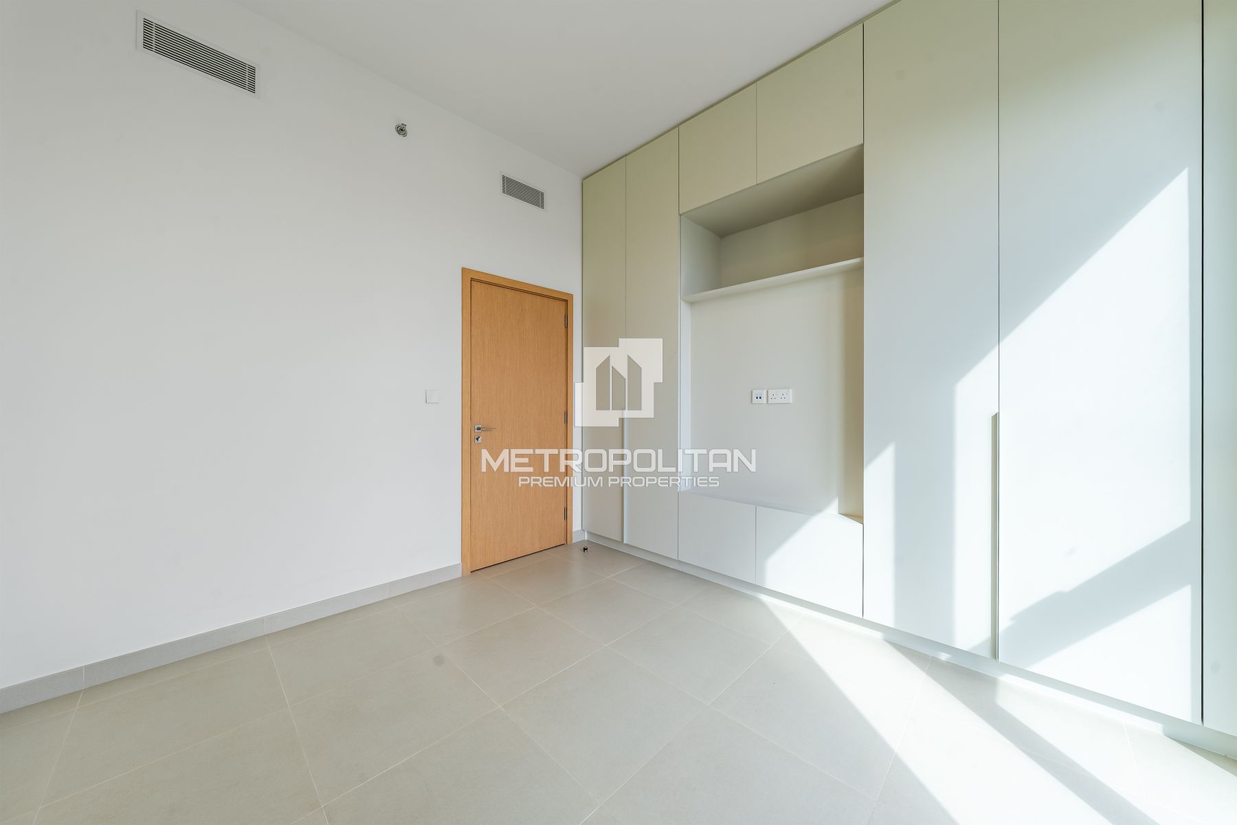Sleek and Modern | Redy to Move | Prime Community