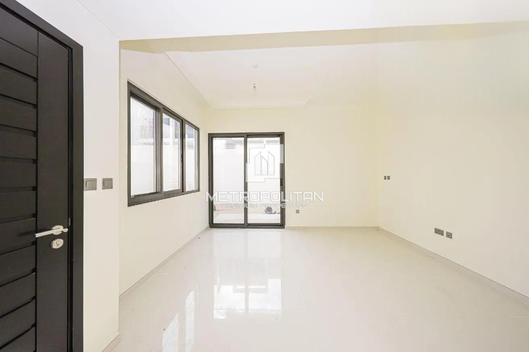 Vacant | Corner Unit | Near Pool | Single Row