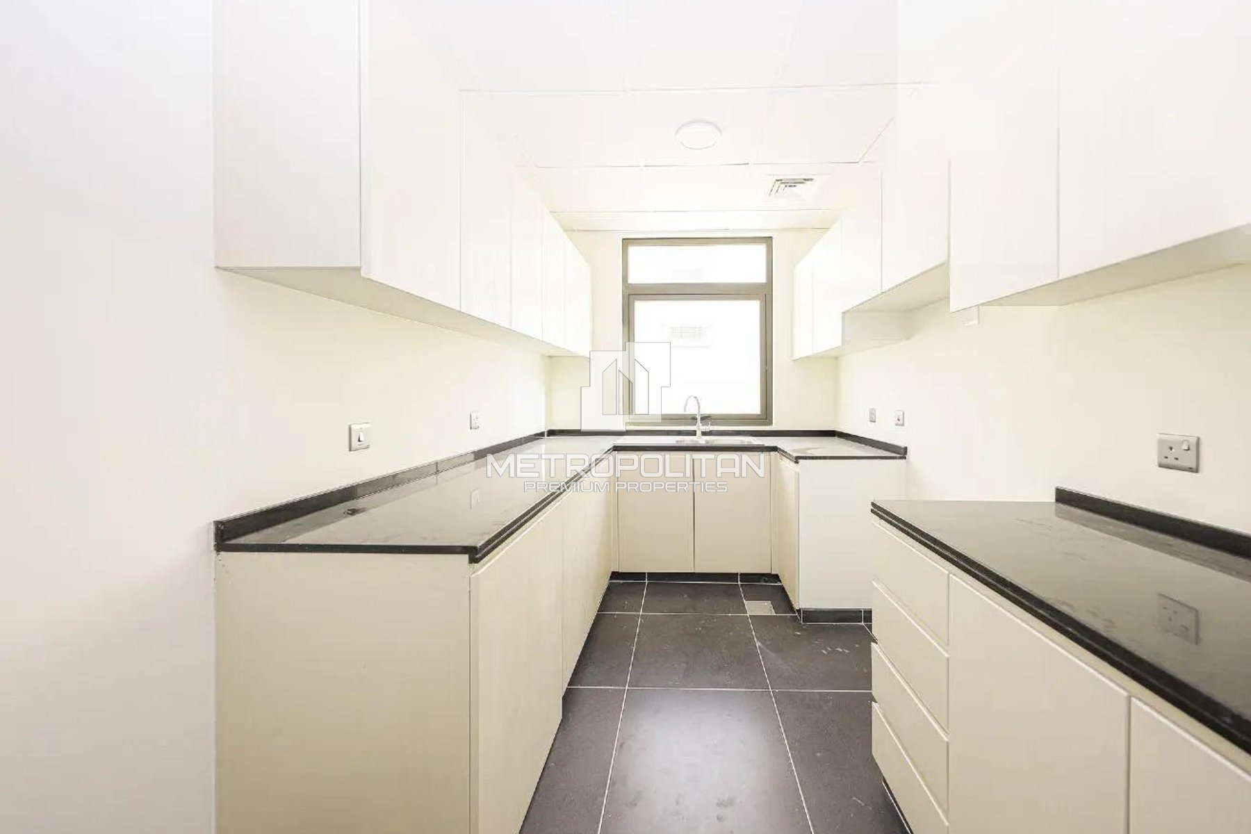 Vacant | Corner Unit | Near Pool | Single Row